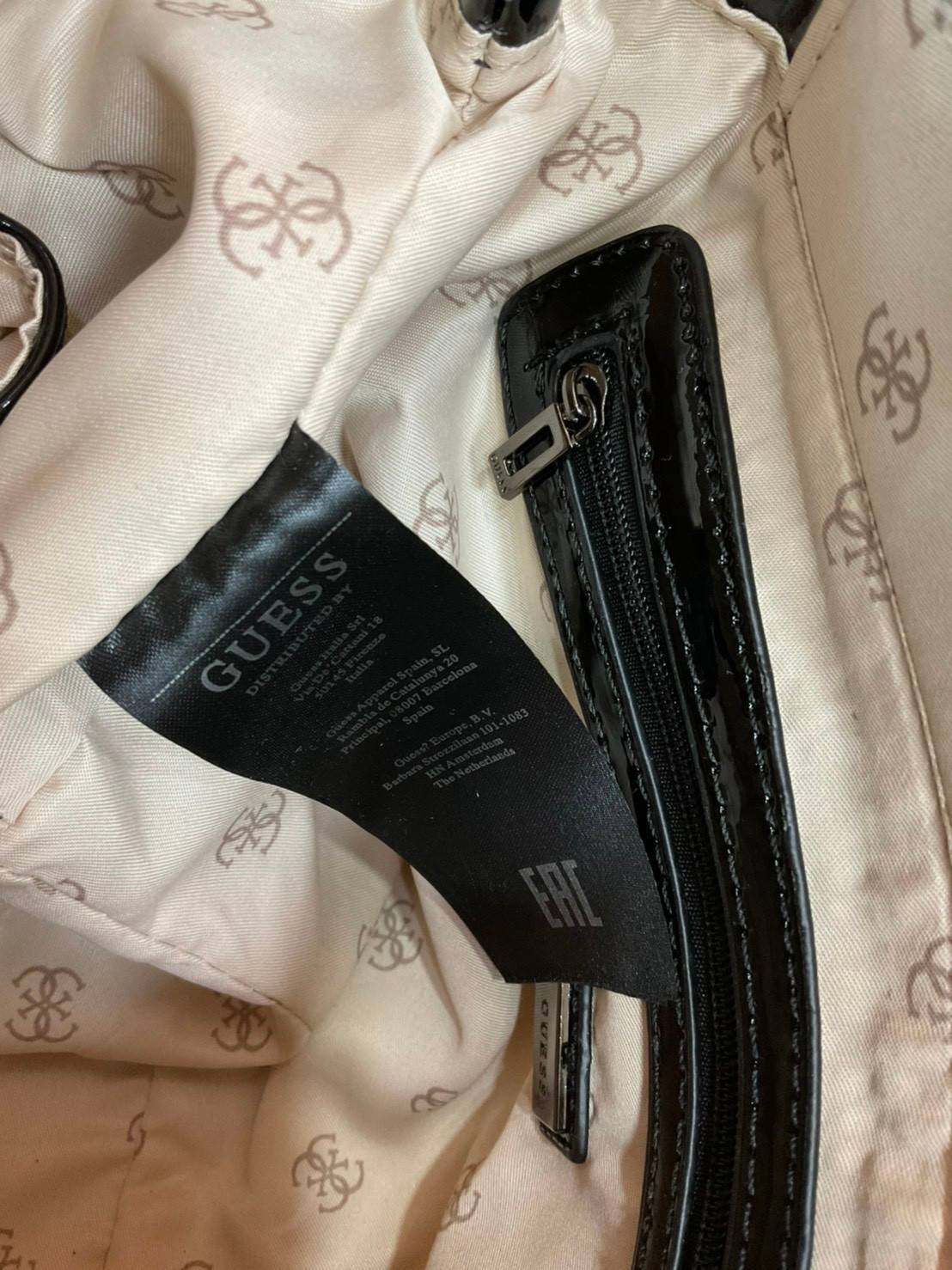 กระเป๋าสะพายไหล่ Guess Logo City Small Society Satchel กระเป๋าสะพายไหล่ ขนาดกำลังดี วัสดุ pu สวยอยู่ทรง มาพร้อมพวงกุญแจน่ารักๆ ถอดออกได้ ด้านหน้าประดับโลโก้แบรนด์ เปิดปิดด้วยซิป มี 2 ช่องหลักใช้งาน ภายในช่องซิปหน้าแยกเป็นสัดส่วนการใช้งาน ซิปช่อง 2 โล่งกว้