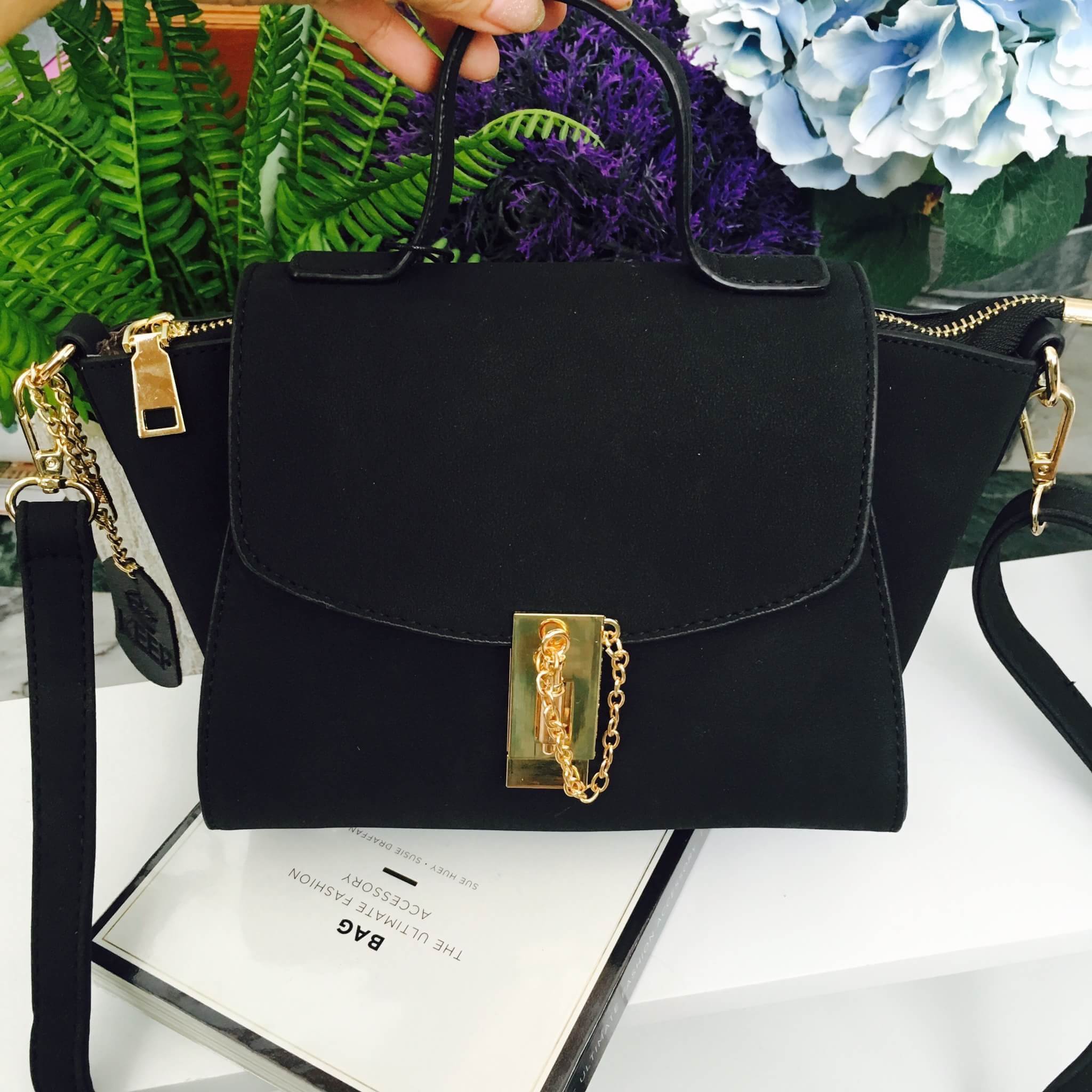 ทรงขายดี มาใหม่สวยหรูมากคะ 🌼 กระเป๋าถือ / สะพายจาก แบรนด์ KEEP รุ่น Amelia หนังกลับอย่างดี สวยคลาสสิคมากคะ #จุดเด่นใบนี้ - ขนาดกำลังดี ใส่มือถือ // กระเป๋าตังยาวได้คะ - ตัวล็อคด้านหน้าสวยหรู ปากกระเป๋ามีซิปปิดอีกที - ภายในมีผ้าซับในอย่างดี มีช่องใส