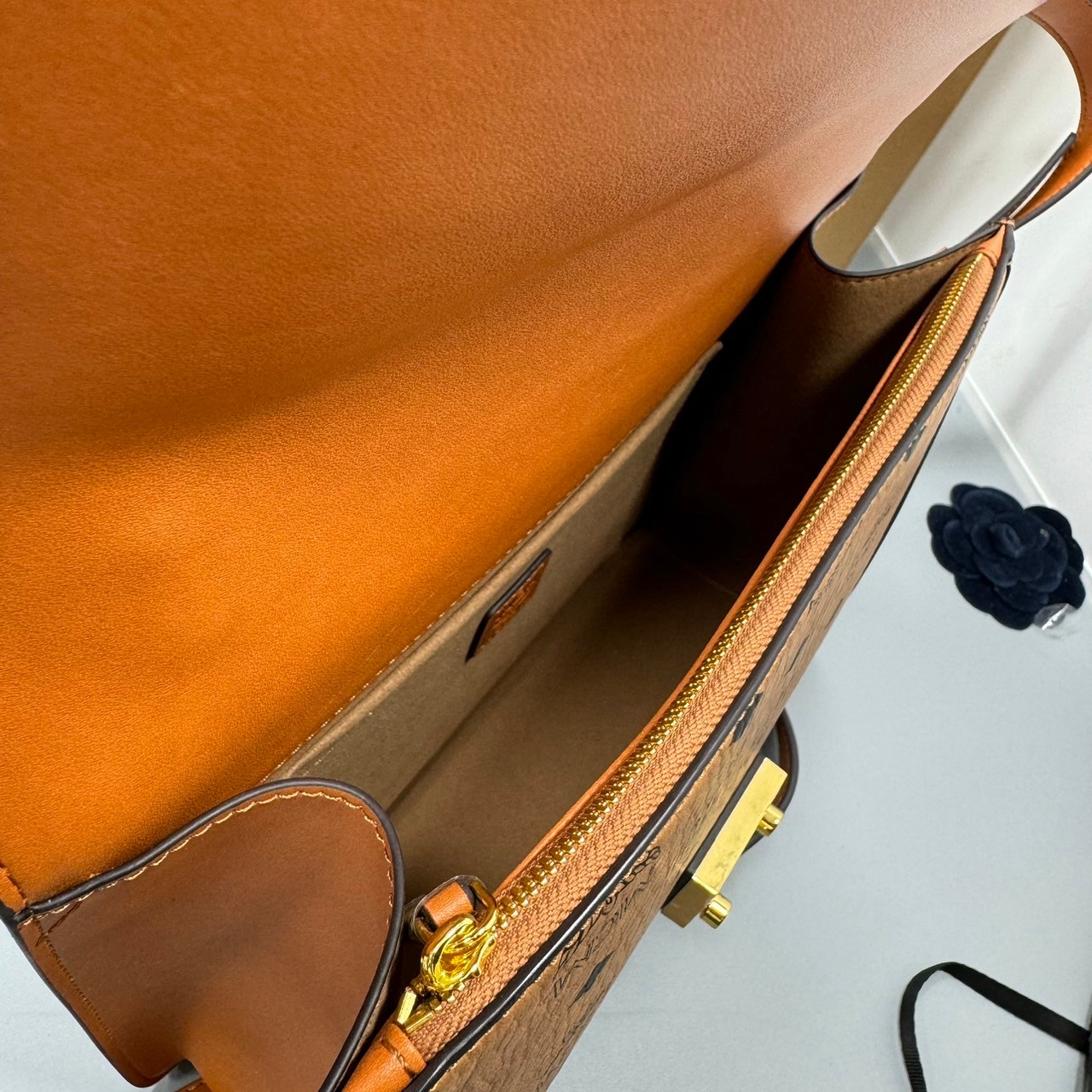 M.C.M MEDIUM TRACY SHOULDER BAG IN VISETOS กระเป๋าสะพายข้าง สุดหรู มาร์ทเทห์ เกรดออริ สลับแท้ 1:1 ใช้งานต่างประเทศได้