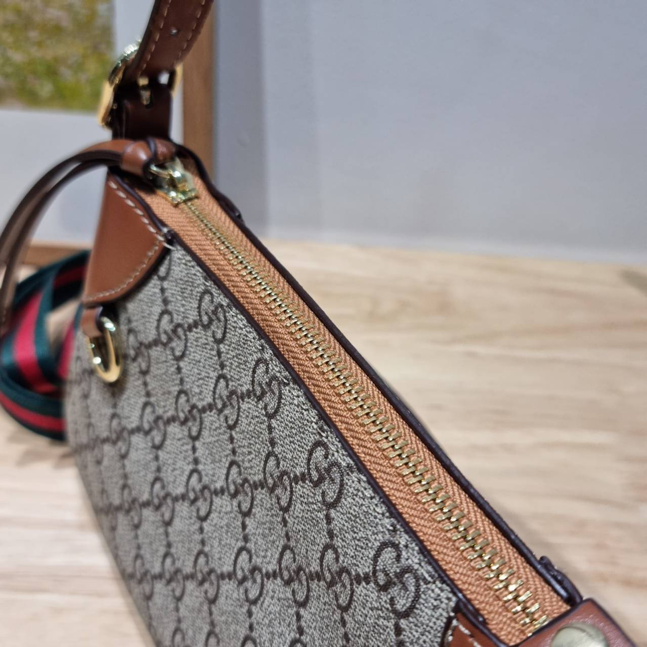 GUCCI GG emblem small shoulder bag กระเป๋าสะพายทรงพอช ขนาดน่ารักมากๆ ทรงสวยคลาสสิค เทรนด์กระเป๋าปุ๊กปิ๊กมาแรงมาก