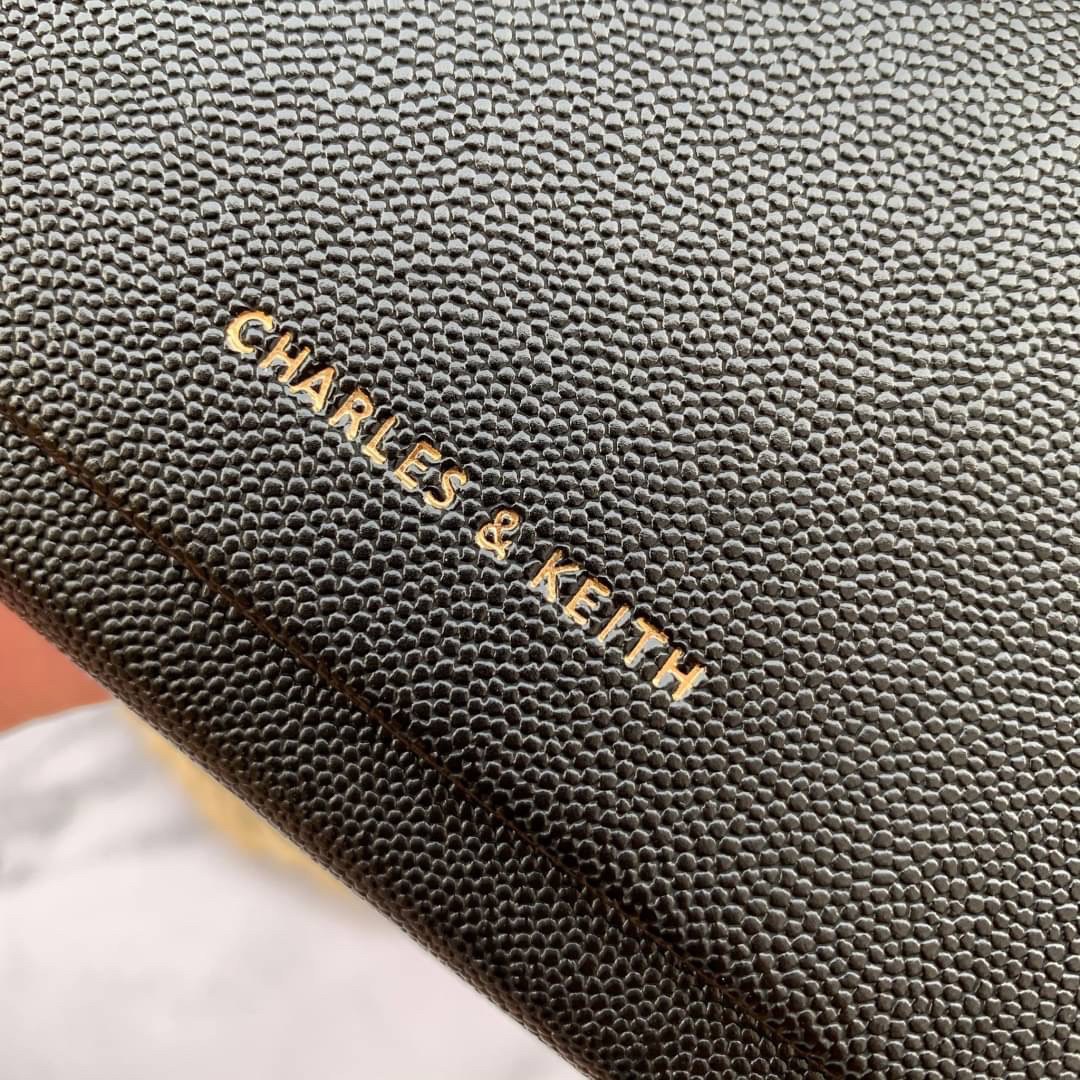 ของแท้ 💯% CHARLES & KEITH METAL TASSEL CLASSIC LONG WALLET กระเป๋าเงินใบยาวรุ่นพู่ยอดฮิต!! หนังพิมพ์ลายคาร์เวียร์ใช้ทน ด้านหลังมีช่องใส่บัตร/แบงค์ได้