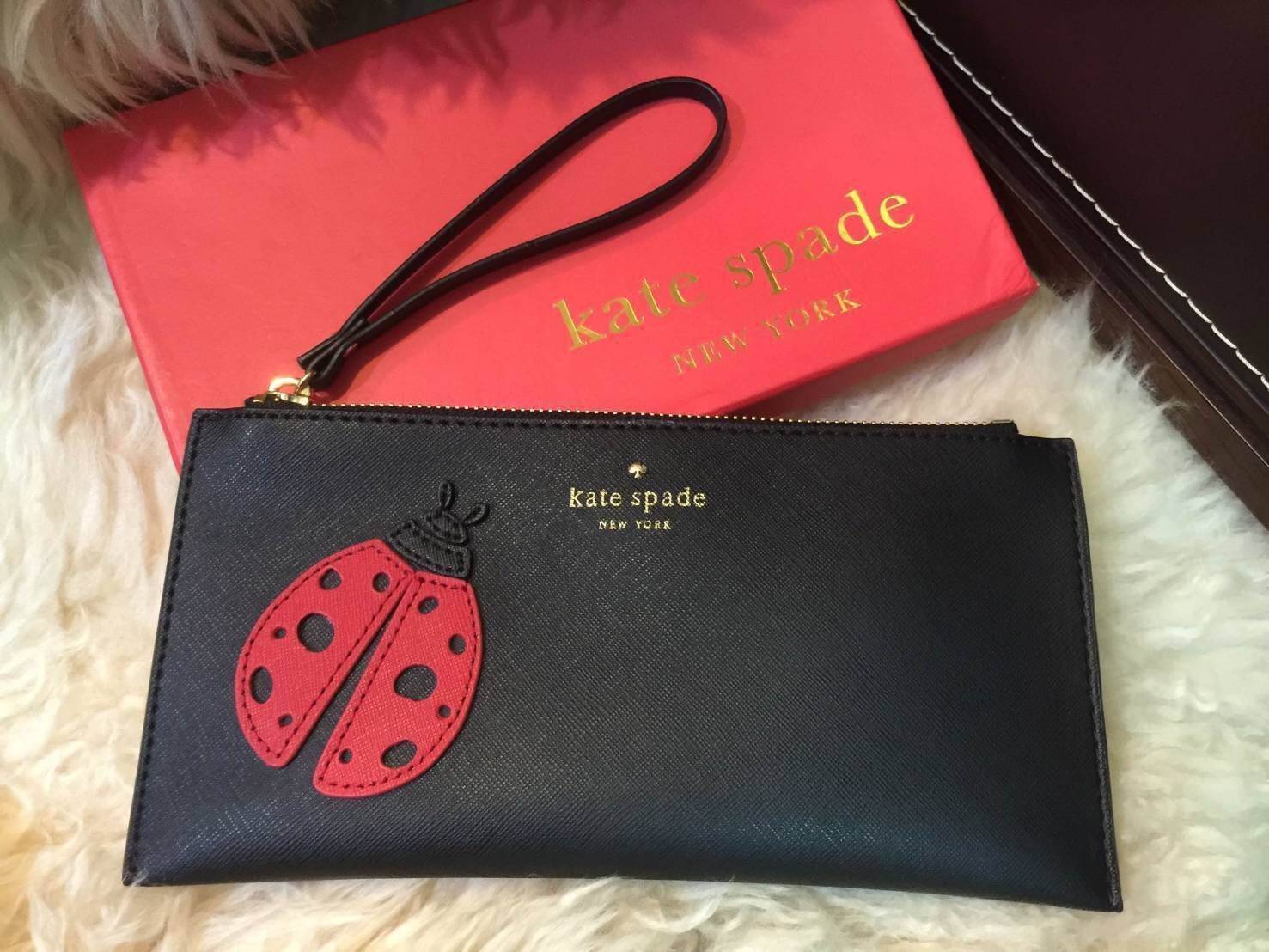 MUST HAVE!!! KATE SPADE NEW YORK CLUTH BAG กระเป๋าคลัชรุ่นใหม่ล่าสุดหนัง Saffiano สวยหรูอยู่ทรงสไตล์ PRADA พร้อมสายคล้องมือเปิดปิดด้วยซิปสะดวกใช้ ด้านหน้าประดับโลโก้แบรนด์สีทองแต่งรูปเต่าทองคอลเลคชั่นใหม่ ภายในกว้างสามารถใส่แบงก์ บัตรเครดิต มือถือ iphone7