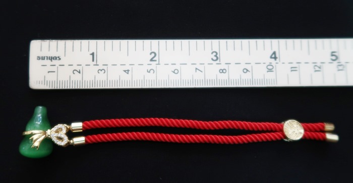 สินค้าหมดค่ะ สร้อยข้อมือน้ำเต้าสีเขียวด้ายแดง ดูดทรัพย์ เสริมดวงค้าขายค่ะ