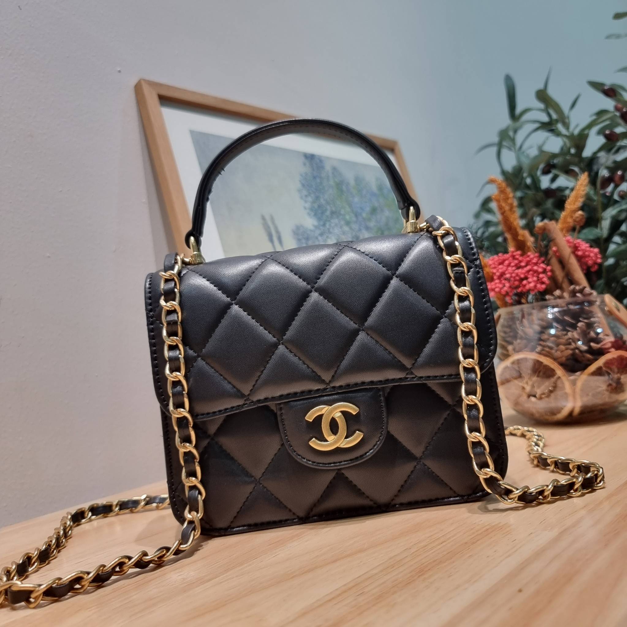 CHANEL flap bag with chain กระเป๋าสะพายสุดหรู สวยดูแพง รูปทรงคลาสสิค ขนาดกำลังพอเหมาะ สายสะพายโซ่ในตัว น้ำหนักเบา และยังมีหูจับในตัว สะดวกต่อการพกพา ตัวกระเป๋าเปิดด้วยกระดุมแม่เหล็ก วัสดุหนังอย่างดี ผิวสัมผัสดี ภายในเป็นช่องโล่ง และยังมีช่องซิปให้ด้วย