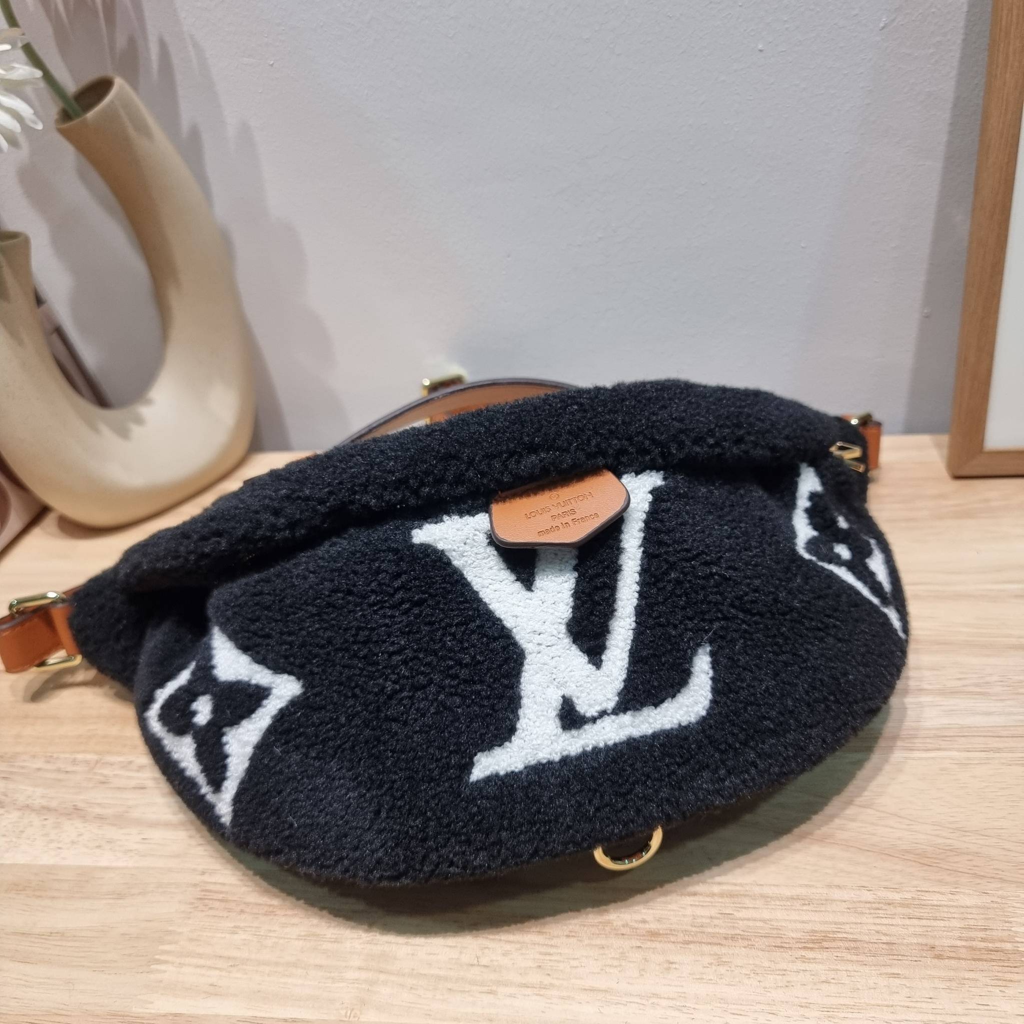 LV BUM BAG MONOGRAM TEDDY FLEECE / LV Teddy Limited Edition Bumbag ไอเท็มที่ต้องมี กับกระเป๋าคาดอก ดีไซน์เอกลักษณ์ โดดเด่นด้วยจัมโบ้ฟ้อนท์สีตัดกับตัวกระเป๋า เปิด-ปิดด้วยซิป ภายในเป็นช่องโล่ง โดยตัวกระเป๋าจะมีหูจับในตัว และสายสะพายที่สามารถปรับได้ตามตัว รุ