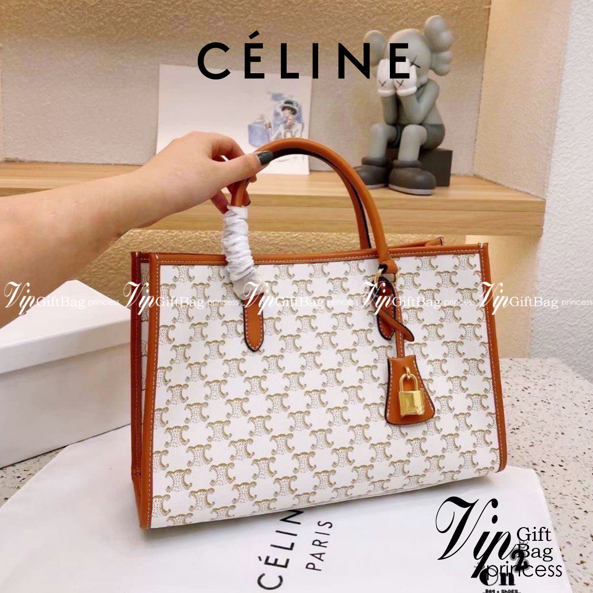 CELINE LARGE TOTE BAG VIP กระเป๋าทรงโท้ท shopping วัสดุ TRIOMPHE CANVAS หนังแท้สวยอยู่ทรงดีไซน์หรูคลาสสิค มาพร้อมTAGสายหนังห้อยกุญแจทอง ภายในโล่งกว้างมีช่องซิป หัวซิปแบรนด์ สามารถใส่เอกสาร A4 หนังสือ ipad Notebook ของใช้ได้เยอะจุใจ หูจับหนังแท้เเข็งแรงจับ