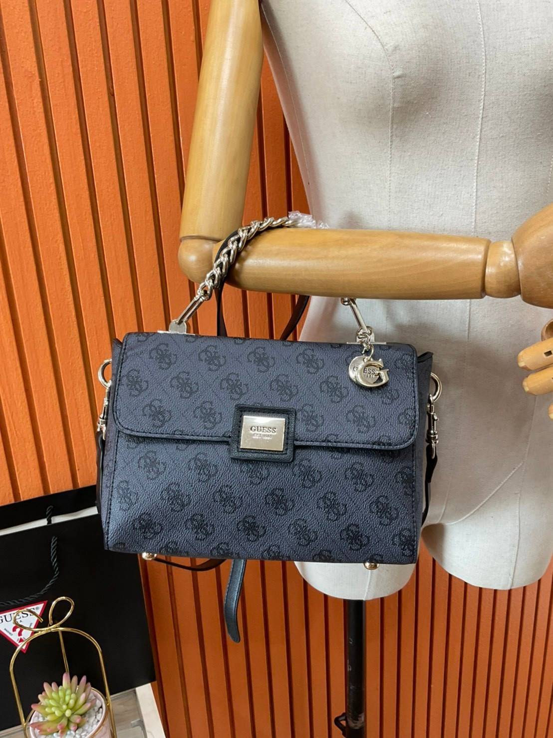 ราคาปังปิ๊นาศ (!!) มากแม่ 💕 GUESS Candace Top Handle Flap Bag กระเป๋าสะพาย Crossbody / คล้องแขน ถือออกงานได้ ทรงน่ารัก จากแบรนด์ GUESS สวยอยู่ทรง ขนาดกำลังดี น้ำหนักเบา ด้านหน้ามีโลโก้แบรนด์อะไหล่ทอง มีอะไหล่โซ่ห้อยด้านหน้าสามารถคล้องแขนและถือได้ 