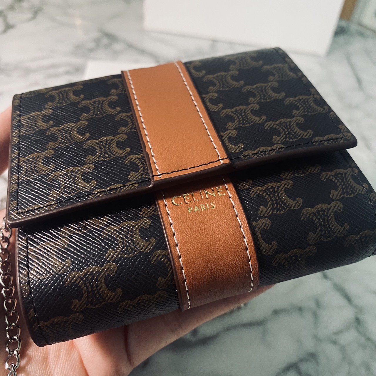 CELINE TRIFOLD WALLET กระเป๋าสตางค์ 3 พับ พร้อมสายสะพายโซ่ crossbody สะพายไหล่ได้ เริ่ดเว่อร์! ไอเท็มสุดฮอต exclusive ดีไซน์สุดคลาสสิค วินเทจ เรียบง่ายแต่หรูหรา