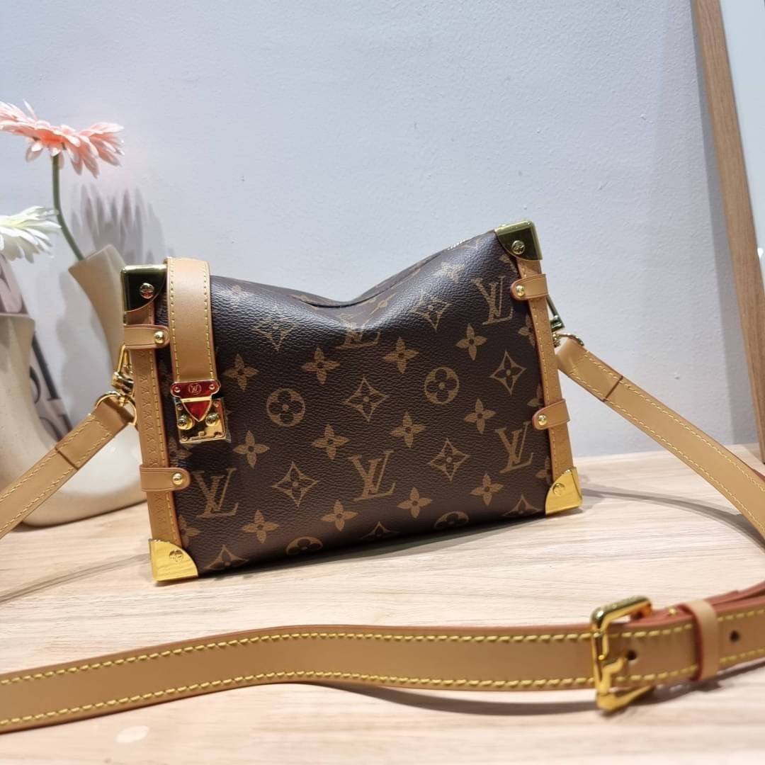 LV SIDE TRUNK MONOGRAM สุดยอดกระเป๋าไอคอนนิค ทรงสวย ใหม่ล่าสุด สวยมีเสน่ห์ รูปทรงกล่อง โดดเด่นด้วยหมุดเข้ามุม ซิปเปิด-ปิดล็อคได้ วัสดุหนังแคนวาส