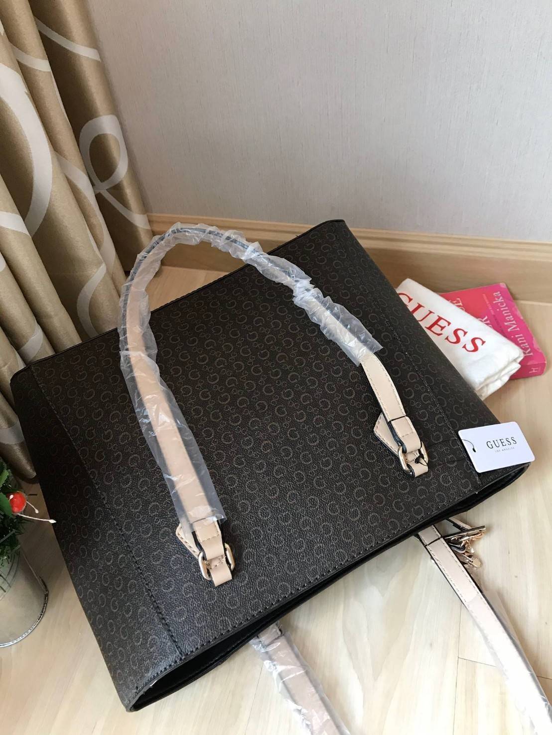 GUESS Factory Women's Diem Logo-Print Tote กระเป๋าถือหรือสะพายไหล่ ใบใหญ่ pu. เนื้อดี ลายแบรนด์ รอบใบ พร้อมพวงกุญแบรนด์ ภายในแบ่งช่องเป็นสัดส่วน จุได้เยอะ ใส่ A4 ได้ หูหิ้วสะพ่ยไหล่ได้ค่ะ