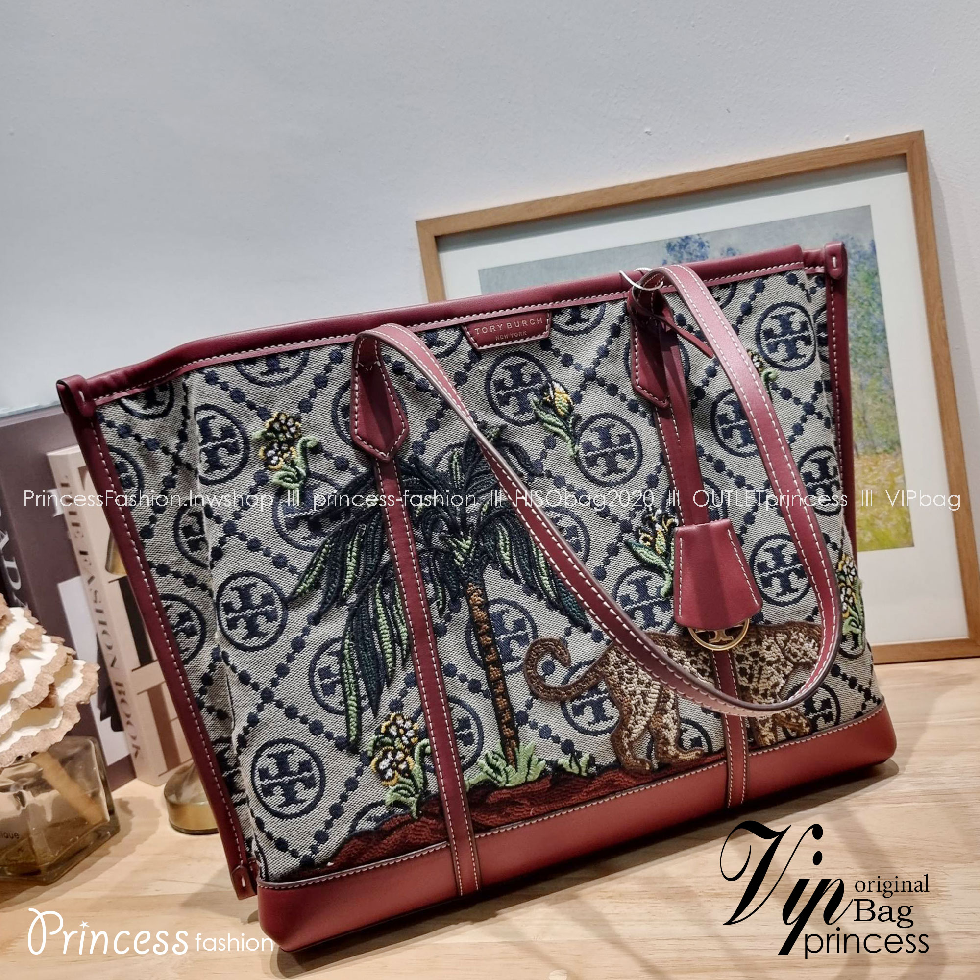 TORY TOTE BAG / TORY BURCH PERRY EMBROIDERED T MONOGRAM TRIPLE-COMPARTMENT TOTE BAG ใหม่ล่าสุด กับกระเป๋าทรงโท้ทใบใหญ่ ลวดลายโมโนแกรมสุดคลาสสิคที่ถูกดีไซน์รังสรรค์ด้วยงานปักสุดชิค น่าใช้ใจฟูแค่แรกเห็น ดีเทลดีงาม หูสะพายในตัว สะพายไหล่ได้แบบชิลๆ