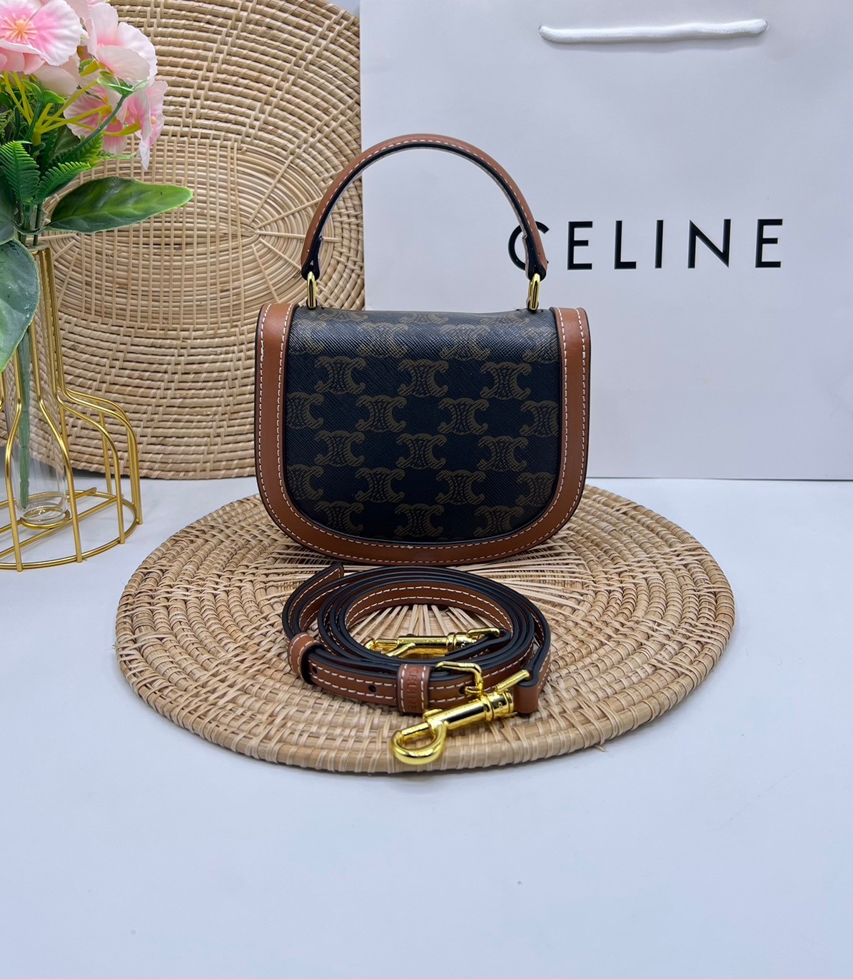 CELINE Mini besace triomphe in shiny top handle กระเป๋าสะพายคาดลำตัวพร้อมหูจับถนัดมือ น่ารักมาก รุ่นใหม่ล่าสุด