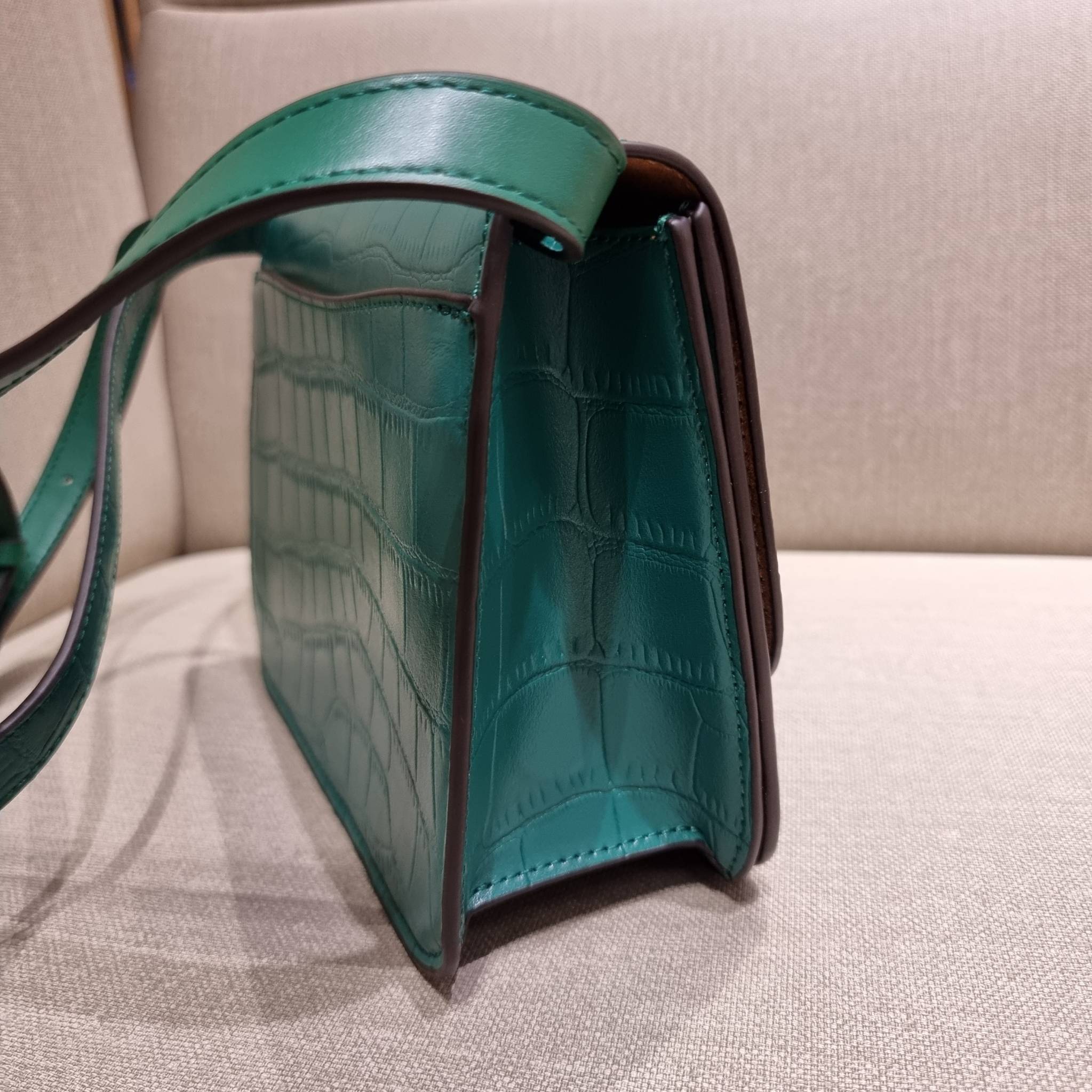 COACH C5631 BRYNN FLAP CROSSBODY แซ่บที่สุด ใหม่ที่สุด!! คอลเลคชั่นใหม่!! มองยังไงก็หลงรักละสายตาไม่ไหว กระเป๋าสะพายข้างลุคไฮน์ ที่ดีไซน์ออกมาได้ปัง และดูแพงมากๆ ด้วยดีเทลคลาสสิค รูปทรงใช้งานง่าย เรียบๆแต่มีดีเทล วัสดุหนังลายจระเข้ สวยม้าก!!! เปิด-ปิดด้วย