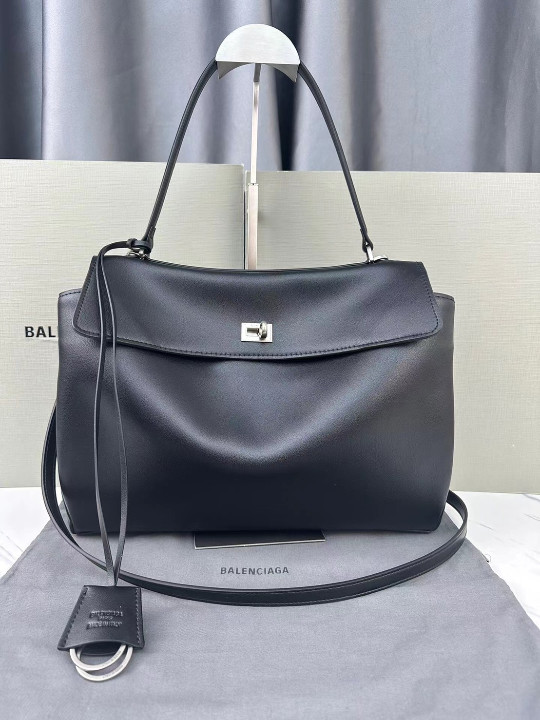 Balenciaga Rodeo Medium Handbag in Black 35cm กระเป๋าสะพายหนังเรียบผิวสัมผัสนุ่มสบายผิว ดีไซน์เรียบหรูตามเอกลักษณ์ของแบรนด์ ภายในโล่งกว้าง จุของได้เยอะ ใบจริงน้องสวยน่าใช้มาก