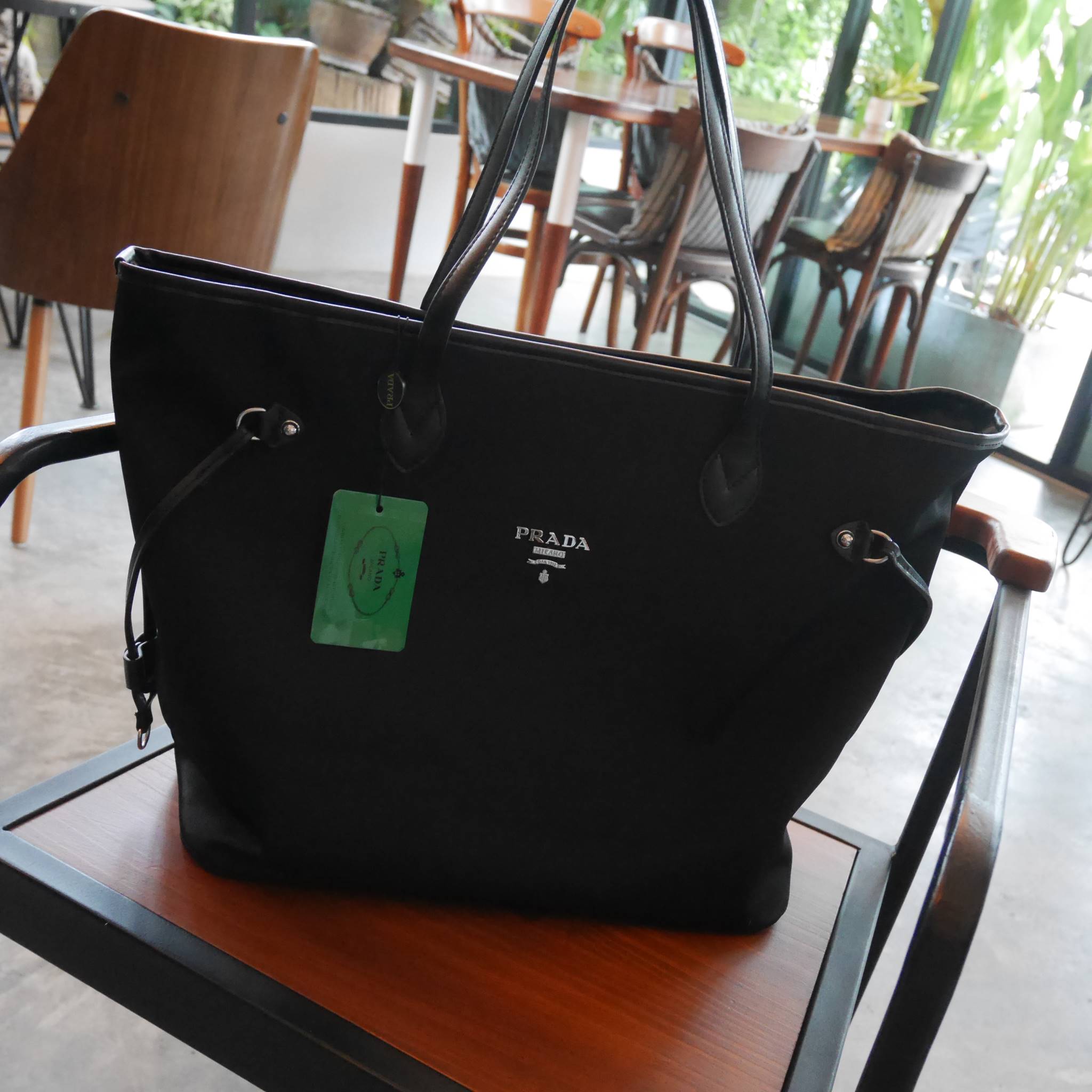 ใบใหญ่ที่สุดในสต้อคไปเลยค้าาา 😲😲 คุ้มจุใจสาวๆค้า ใบนี้ Must Have item! กระเป๋าสะพายทรง TOTE ใบใหญ่ จากพรีเมี่ยมกิ้ฟท์เคาเตอร์แบรนด์ PRADA เปิดปิดด้วยซิป สะพายไหล่ได้ ไม่ติด จุคุ้มมากสุดๆค่ะ ใส่เสื้อผ้า 1-2 วันได้สบาย ด้านข้างสามารถปรับได้ส