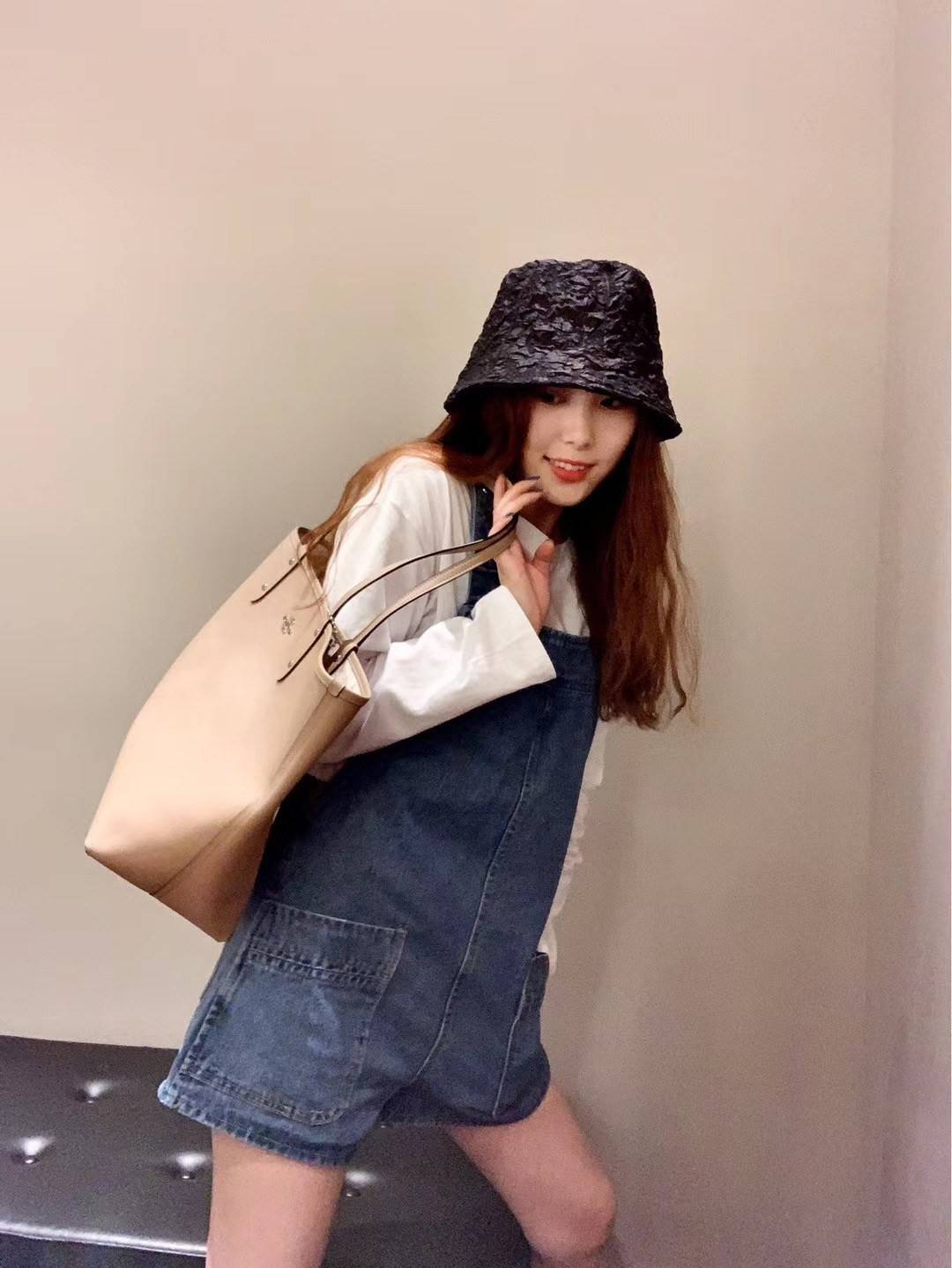 COACH 91107 REVERSIBLE CITY TOTE WITH HORSE AND CARRIAGE PRINT ใช้ได้ 2 ด้าน 🔺ทรง Tote รุ่นแนะนำค่ะ!! วัสดุ pvc อย่างดี นิ่มยวบตัวสวย ลายรถม้าทั้งใบค่ะ (ในไทยหายากค่ะลายนี้) 📌สามารถใช้ได้ทั้งด้านในและด้านนอกนะคะ สวยทั้ง2ด้านเลยทีเดียว เป็น