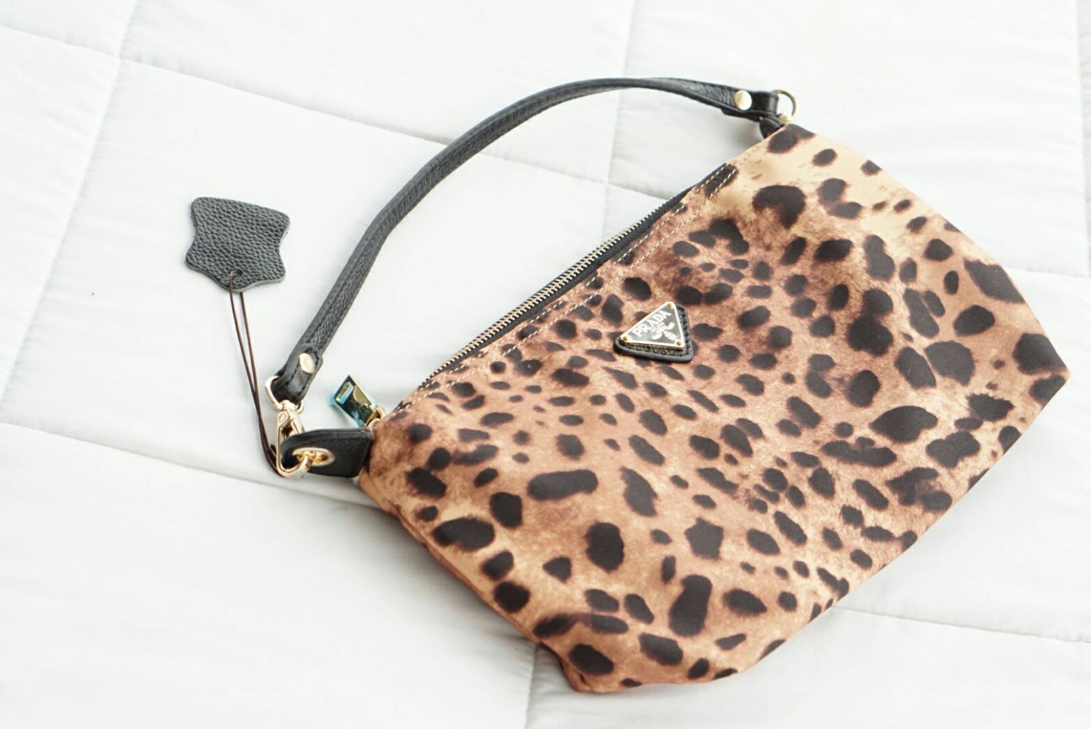 Prada Nylon Mini Crossbody Bag เข้ารอบสุดท้ายแล้วน๊าา กระเป๋าสะพายข้าง ผ้าไนล่อนอย่างหนา งานสวยโลโก้ตามสีกระเป๋า ทรงถ่วงใช้ง่าย ทรงและสี ตามของแท้ชนช็อปเลย สะพายได้2สาย สั้น ยาว หรือจะถอดสายออกถือเปนคลัชก็ได้ ตามชอบกันไปเลย ใส่ของได้เยอะเลย ทรงยิ่งถ่วงยิ่