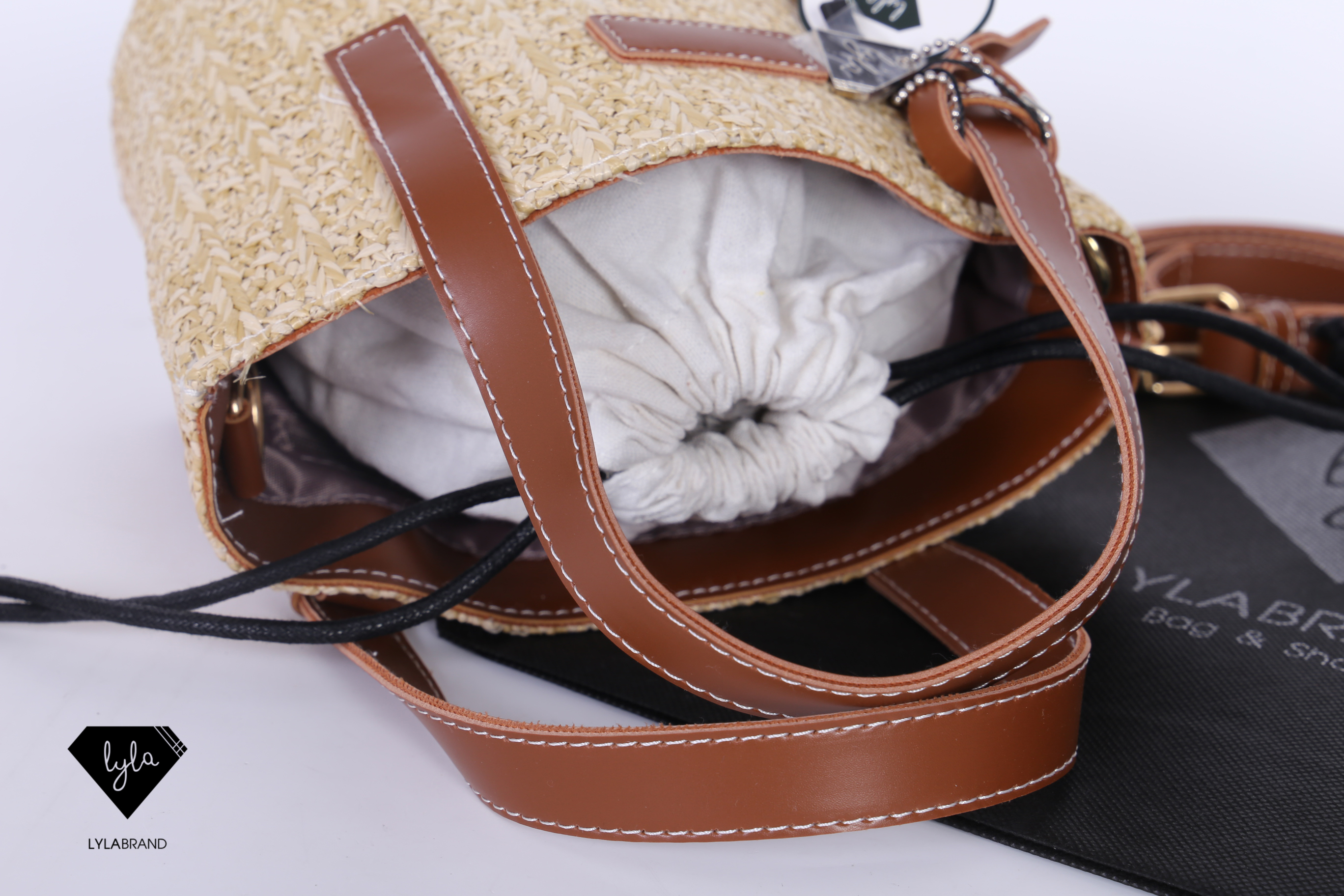 LYLABRAND🔔 WOVEN BUGKET กระเป๋าที่เพิ่มความหวานให้กับสาวๆได้อย่างลงตัว ตัดด้วยหนังสีน้ำตาล ดูคุณหนูสุดๆ ❤️