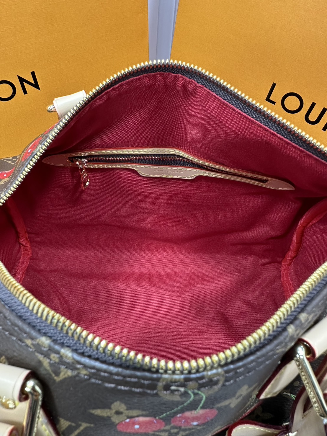 ORI หนังแท้ | LV x TM Bolsa Speedy Soft 30 Monogram cherry ช่วงนี้หน้าเชอรรี่ 🍒 กำลังออก 3 สีสุดฮอตเลือกช็อปได้เลยค่า กระเป๋าสะพายทรงหมอนใบใหญ่ ดีไซน์ใหม่มีชีวิตชีวา แสนสดใสด้วยโมโนแกรมแต่งดีเทลลายเชอร์รี่โดดเด่นสะท้อนความงามเปี่ยมสีสันอันเป็นเอกล