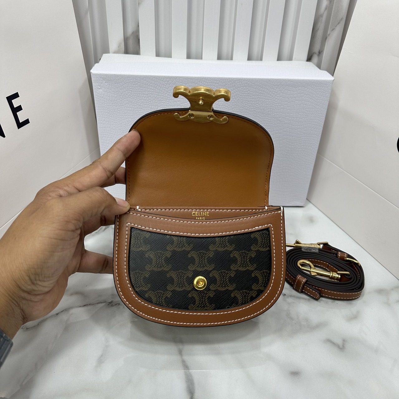ORI หนังแท้ | CELINE MINI BESACE CLEA in Triomphe canvas and leather กระเป๋าสะพายพร้อมหูจับ ไซส์มินิ แคนวาส Triomphe แต่งขอบหนัง แต่งโลโก้สีทองหรูหรา สวยโดดเด่น สามารถถือ สะพายไหล่ และสะพายข้างได้