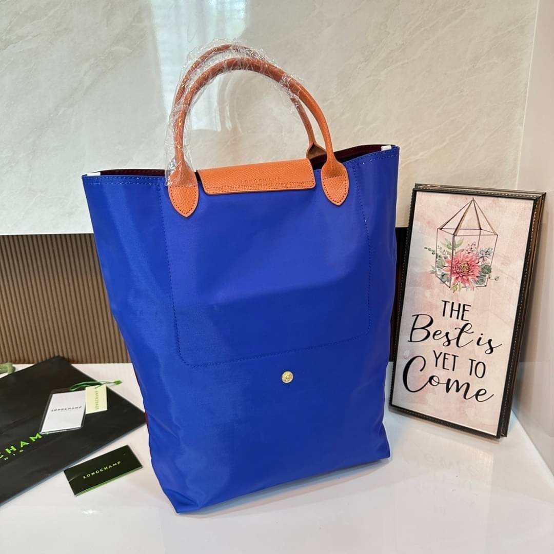 LONGCHAMP LE PLIAGE RE-PLAY TOP HANDLE BAG สินค้ารุ่นลิมิเต็ด collection สุดปัง ซื้อใบเดียวเหมือนได้2 ใบ กระเป๋าสะพายแนวตั้งที่กว้างขวาง มีเอกลักษณ์เฉพาะตัวแต่มีดีไซน์ที่น่าดึงดูด
