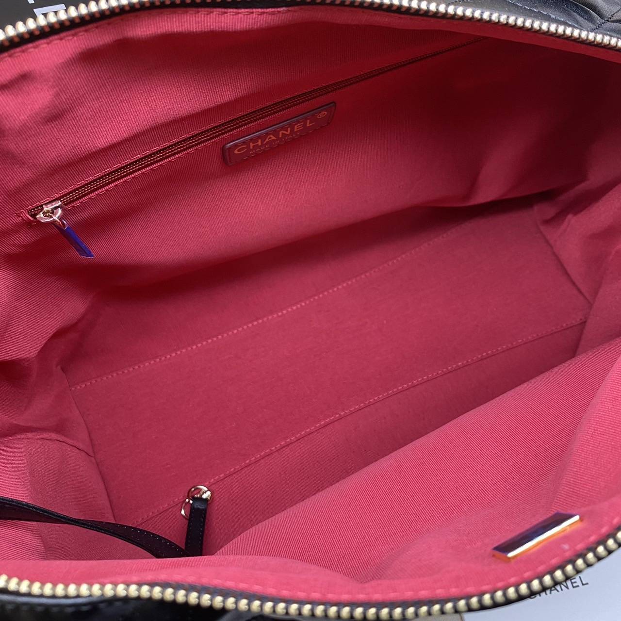 Chanel Maxi Hobo Bag 23B 36cm ออริสลับแท้ ใช้งานต่างประเทศได้ งานเกรดหนังสวย อะไหล่ทองสวยหรู กระเป๋าสะพายทรงโฮโบใบใหญ่ จุของได้เยอะ มี 2 ขนาดกำลังสวย ดีไซน์ใหม่ 2023 ตัวแม่ตัวมัม ห้ามพลาดเลยค่า