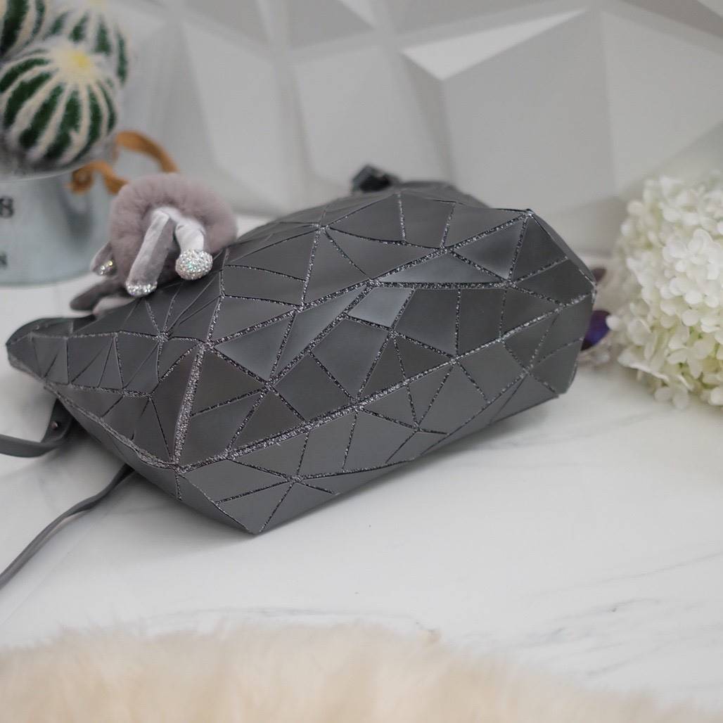 สดใสรับต้นปีกันด้วย กระเป๋าทรงสุดฮิตจากแบรนด์ David Jones อัดลาย Diamond หายาก ใบนี้ มาพร้อมกับน้องกระต่าย Bunny DV diamonds to สีเข้า set กับกระเป๋าคะ กระเป๋า 2in1 ปรับได้ 2 ทรง ตัวกระเป๋าเย็บติด ด้วยแผ่นอคิลิค สุดหรู ดีไซน์เกร๋ **จุดเด่นที่ น้ำหนักเบา ส