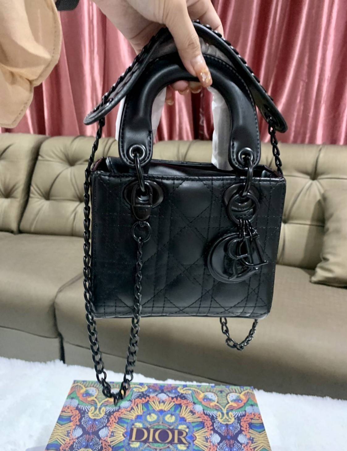 VIP 】MICRO LADY DIOR BAG Cloud ฺBlack & Pink My ABC Cannage Lambskin : VIP GIFT WITH PURCHASE (GWP) พรีเมี่ยมกิ้ฟ Limited Edition จาก DIOR DUTYFREE COUNTER ความสง่างามอีกหนึ่งรุ่นของ Dior รูปทรงสีเหลียม ขนาดกระทัดรัด อะไหล่เข้ากับสีกระเป๋า ตั้งอยู่ทรง ฐาน