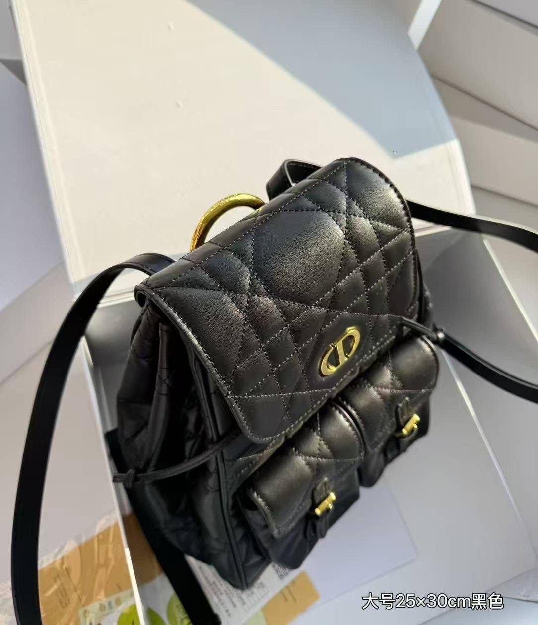 DIOR Medium Caro Backpack กระเป๋าเป้ไซส์กลาง ขนาดกำลังดีน่าใช้ หนังสวยเกินเรื่องมากๆ สัมผัสนิ่ม หรูหรา หูจับในตัวดีไซน์โค้งมนอะไหล่ทองสวยโดดเด่นไม่เหมือนใคร