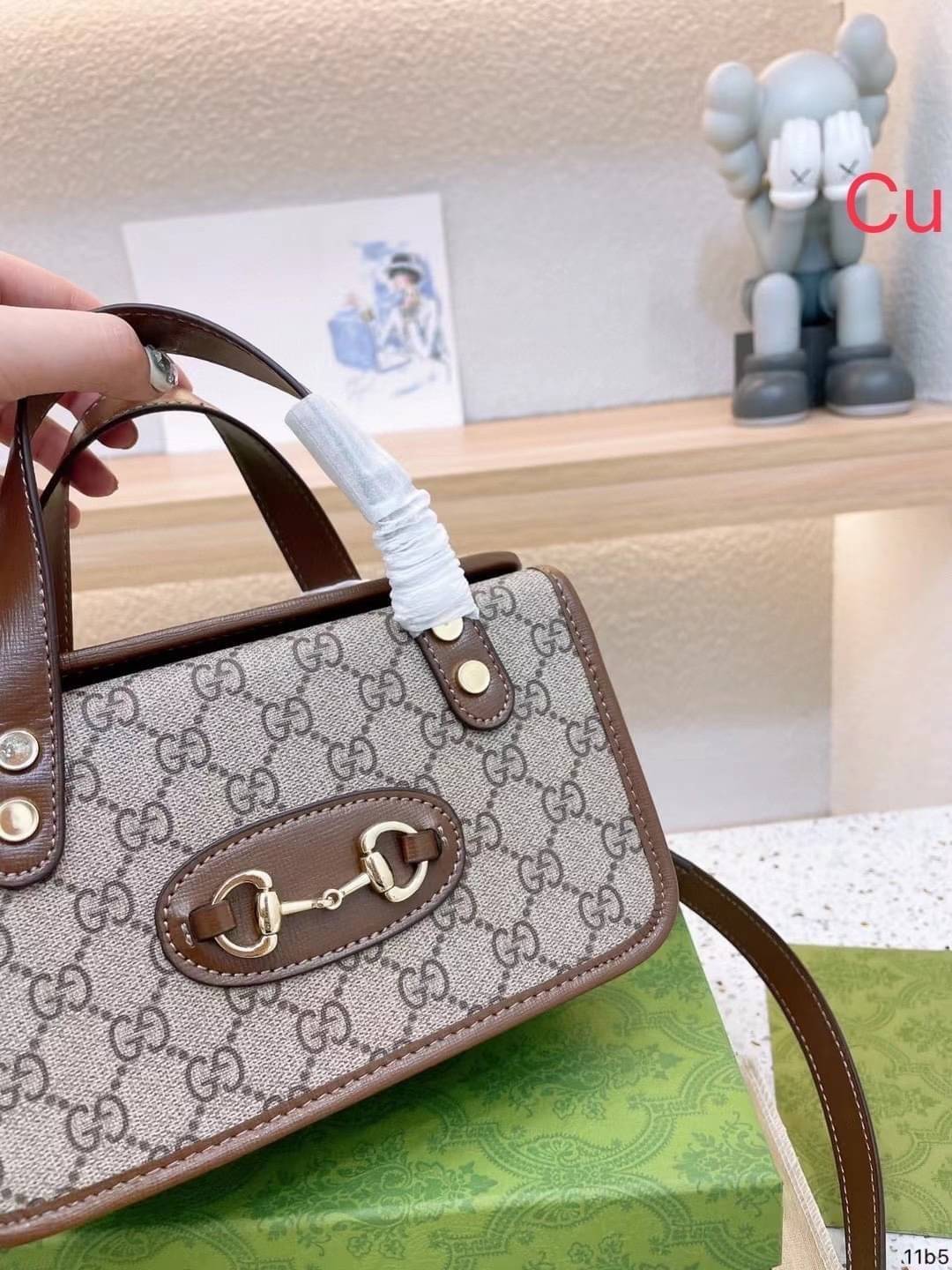 Gucci Horsebit 1955 mini top handle bag กระเป๋าทรงกล่องคอลเลคชั่นใหม่ล่าสุด ดาราเซเลปใช้กันเพียบ ดีไซน์สวย เชื่อได้เลยใบนี้สาวๆต้องหลงรัก จนวางไม่ลงเลยน้า ภาพถ่ายจากงานขายจริง ใช้งานต่างประเทศได้
