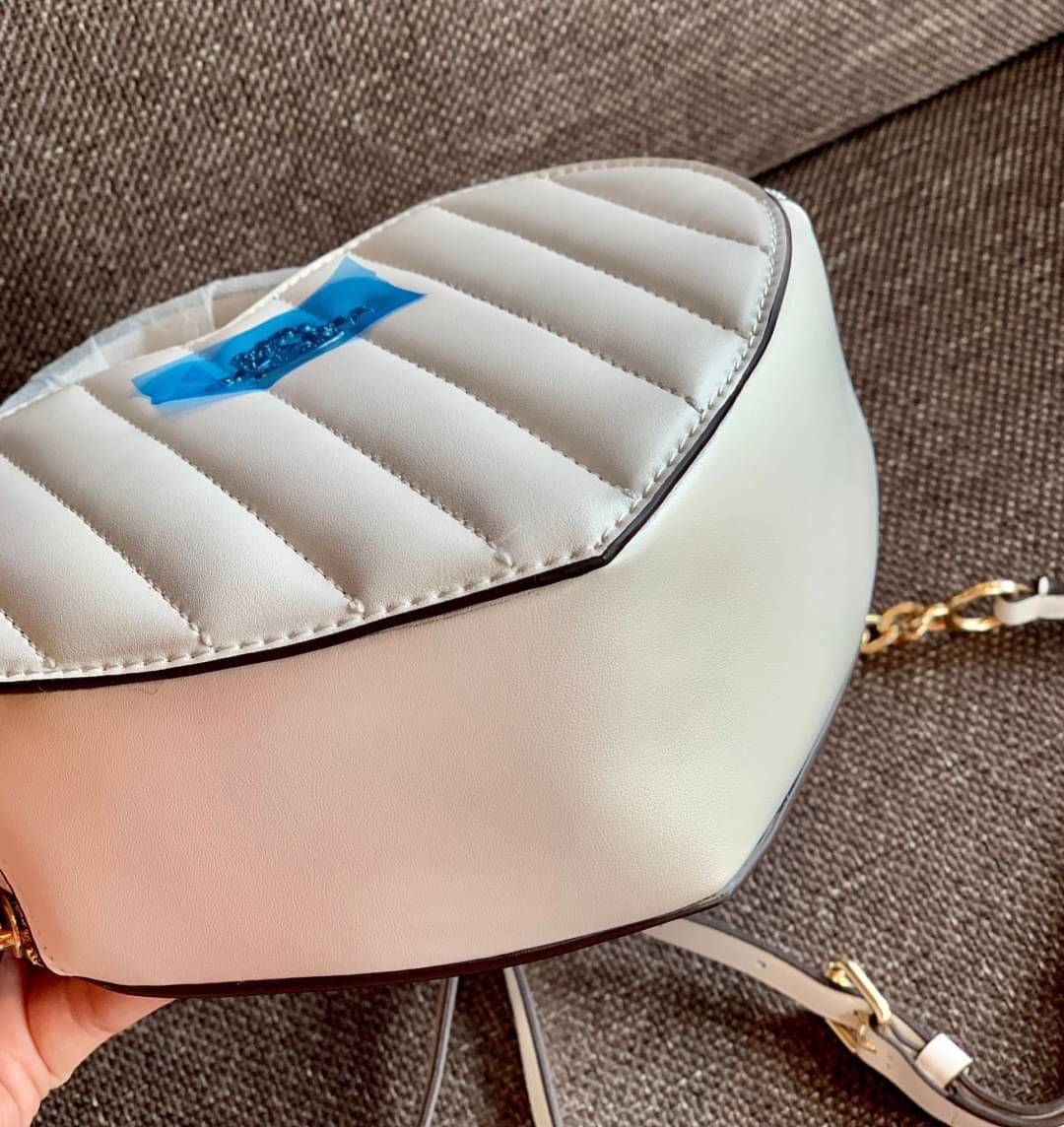 ต้อนรับวาเลนไทน์นี้ ❤️พร้อมส่งความรักหว๊านหว๊านค่ะ❤️ COACH HEART CROSSBODY BAG ((C5118//C5119)) 💥Limited edition หลงรักแน่นอน💋 พร้อมส่งที่ไทยก่อนใครวันนี้!