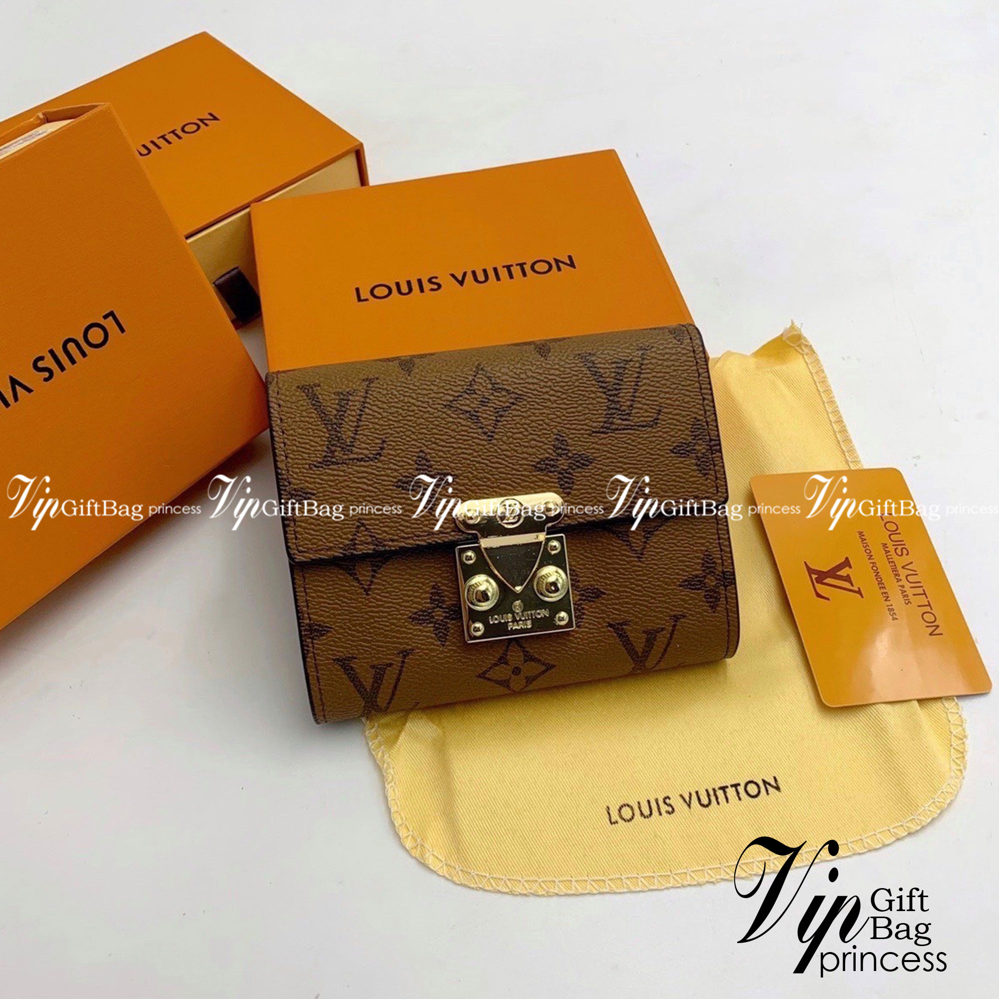 LV Short Wallet กระเป๋าสตางค์ทรงสั้น LV wallet เปิดหน้าอะไหล่ทอง งานสวยหนังดี น่าใช้ งานปั้มแบรนด์ทุกจุด งานจริงสวยเหมือนในรูปค่ะ ได้เวลาเปลี่ยนกระเป๋าสตางค์รับทรัพย์กันแล้ว!! LV wallet กระเป๋าสตางค์รุ่นไอเท็มหายาก ที่สาวๆต้องว้าว!! ใบสั้นขนาดกำลังเหมาะมื