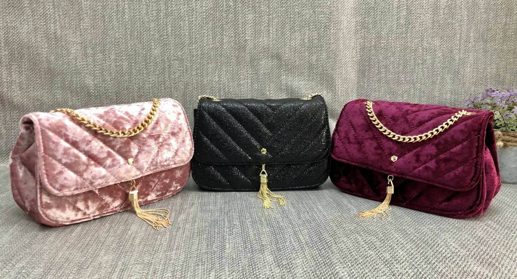 CHARLES & KEITH TASSEL DETAIL SHOULDER BAG กระเป๋าสะพายข้าง ทรงน่ารัก ด้านหน้ามีพู่ห้อย เปิดปิดกระเป๋าแบบแม่เหล็ก ด้านในโล่ง มีช่องซิป 1 ช่อง และช่องใส่บัตรได้ 3 ช่องค่ะ สายสะพายโซ่สีทองหรูหราค่ะ