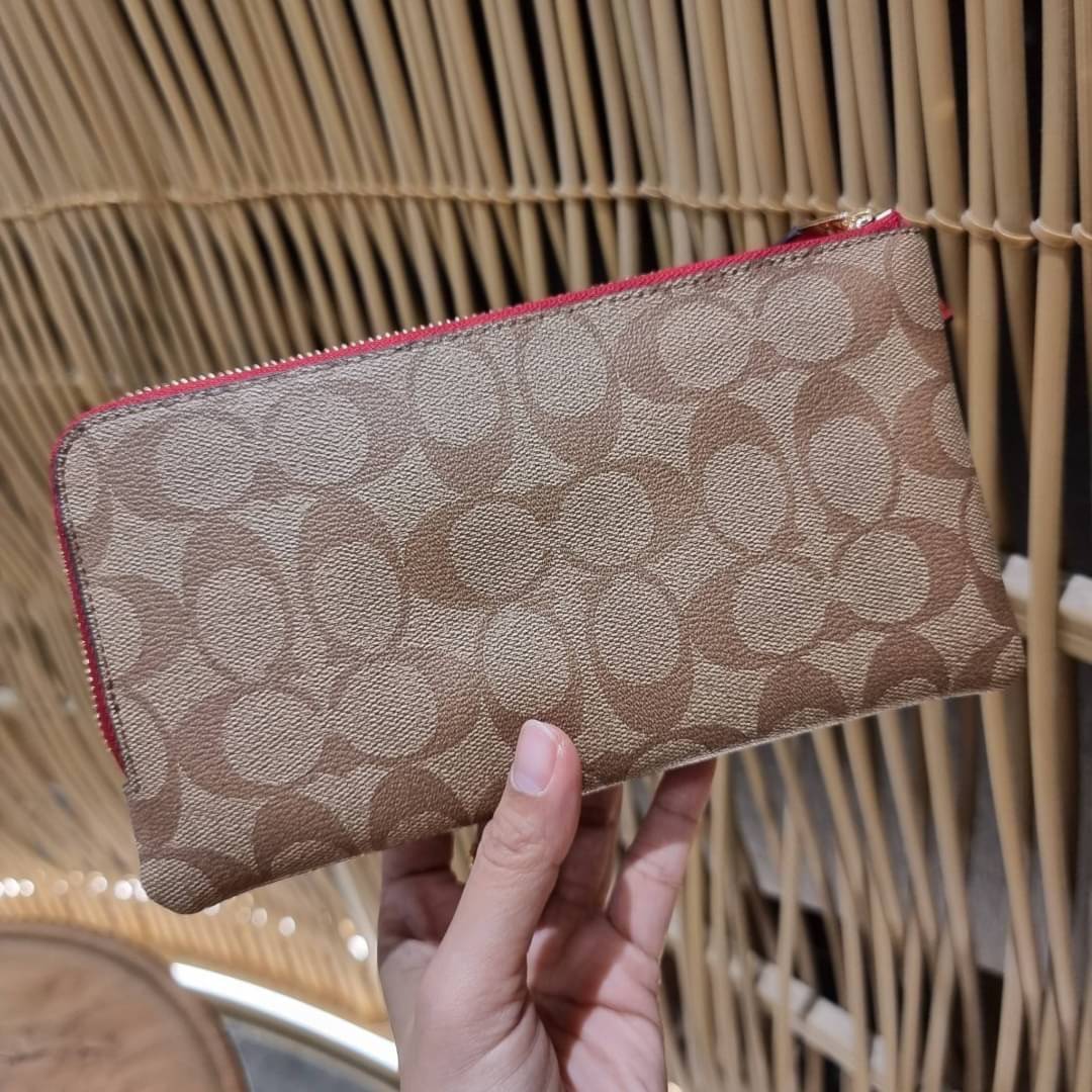 COACH F54057 DOUBLE ZIP WALLET IN SIGNATURE กระเป๋าคล้องมือ size L ใบนี้ใส่มือถือได้ทุกรุ่น ขนาดกำลังดี พกพาสะดวกมากๆ วัสดุหนังสังเคราะห์ ภายในเป็นผ้าสีสวยคม ใส่ธนบัตร ใส่บัตรได้เยอะ ใส่มือถือได้สบายๆทุกรุ่น ตอบโจทย์สาวๆที่ไม่ชอบพกเยอะวุ่นวายจ้า ใบนี้เอาอ