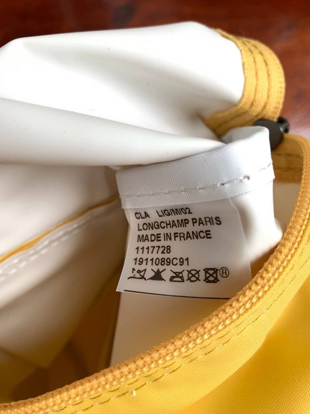 LONGCHAMP LE PLIAGE CLUB TRAVEL BAG กระเป๋าขนาดใหญ่สำหรับการเดินทาง เราเรียกที่นี้ว่า travelling bag รุ่นคลาสสิค มาพร้อมสายสะพายยาวที่ปรับและถอดออกได้ ความพิเศษของรุ่นนี้ที่ครองใจนักเดินทางทั่วโลก คือซิปรอบตรงกลางตัวกระเป๋า สามารถเปิดซิปเพื่อขยายขนาดและพั