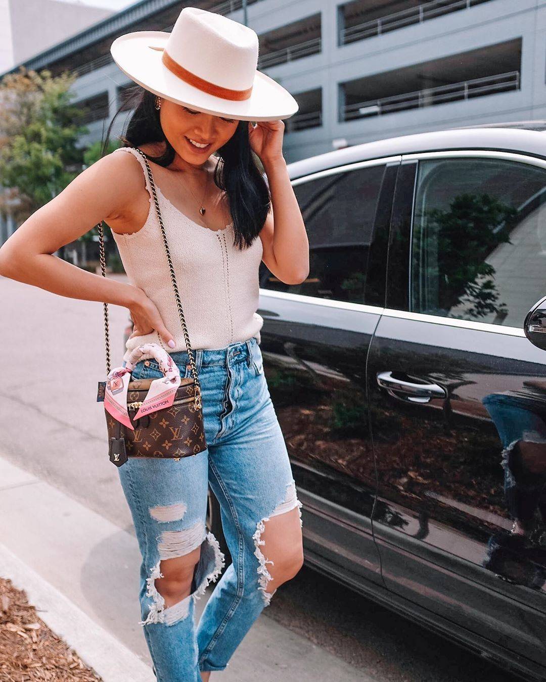 LV EXCLUSIVE VIP COSMETICS GIFT BOX กระเป๋าถือ/สะพาย สวยอยู่ทรง มาพร้อม box set สุดหรู adapt ใช้เป็นกระเป๋าเก็บเครื่องสำอางค์ ถือเชิดๆ หรือสะพายเลิศๆ ไปเที่ยว ไปไหนๆก็ดูแพง!! สวยจริงจัง!! พิเศษ!! มาพร้อมแม่กุญแจล็อคครบชุด และพวงหนังห้อย คุ้มมากๆแม๊!! ทุกด