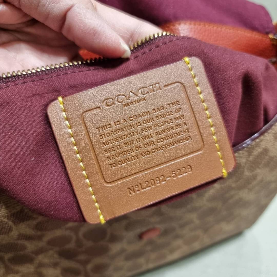 COACH Coated Canvas Signature May Shoulder Bag พร้อมส่งที่ไทย คัดงานคุณภาพ จัดเต็มมาให้ต่อนรับปีใหม่นี้ค่าา ✔️กระเป๋าหิ้ว//คล้องไหล่//สะพายข้างได้ ใบใหญ่ สุดคุ้ม! ✔️หนังแท้ชั้นดีที่สุด หนังหนานิ่ม รู้สึกได้ตอนสัมผัสค่ะ สวยมากๆ ✔️ด้านห