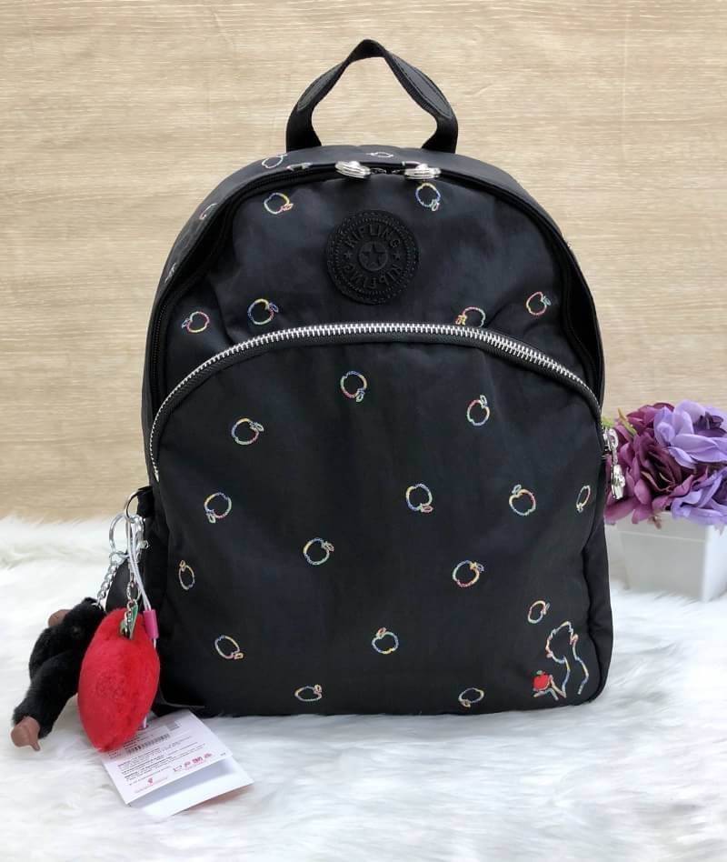 Kipling Disney’s Snow White Paola Satin S (Factory oem HK) กระเป๋าเป้รุ่นใหม่ วัสดุ nylon คุณภาพดี ช่องซิปด้านหน้า มี กระเป๋าลาย apple ปักรูปสโนว์ไวท์อถือแอปเปิ้ลสวย ช่องซิปหน้ากว้าง ใส่สัมภาระได้จุ เปิดปิดกระเป๋าช่องหลัก แบบซิปคู่ อะไหล่อย่างดี ภายในโล่ง