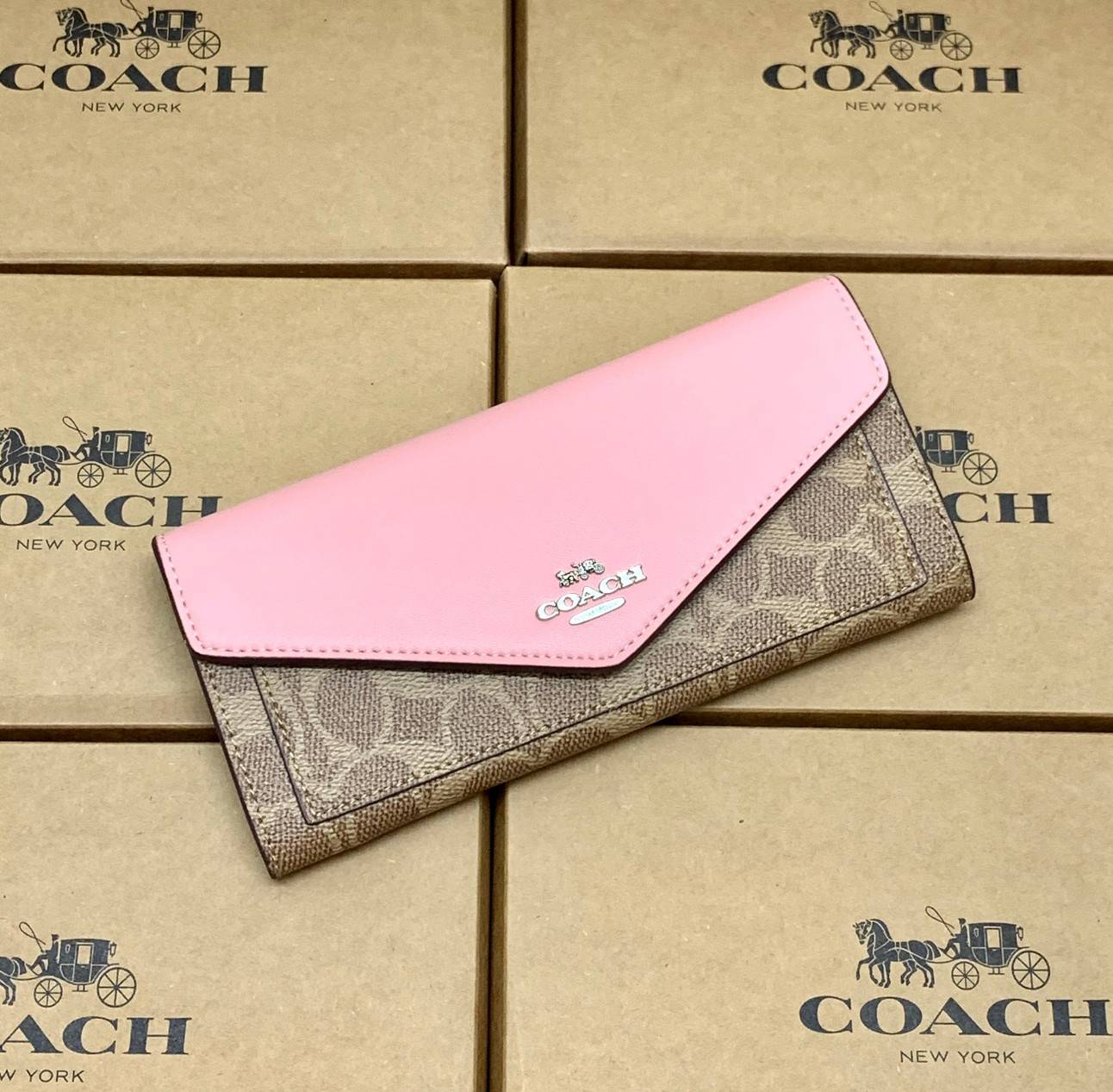 COACH SOFT WALLET BAG กระเป๋าสตางค์ใบยาว หนังชั้นแรก ลายcผสมหนังเรียบ แบบซองจดหมาย ฝาปิดเปิดแบบกระดุม มีช่องด้านหน้าหนึ่งช่อง ช่องใส่ธนบัตรตามยาวหนึ่งช่อง และช่องเสียบัตรต่างๆได้8ช่องค่ะ ด้านหลังเป็นช่องซิปยาวสำหรับใส่เหรียญนะคะ ใบขนาดพอดีมือ สีทูโทนน่าใช