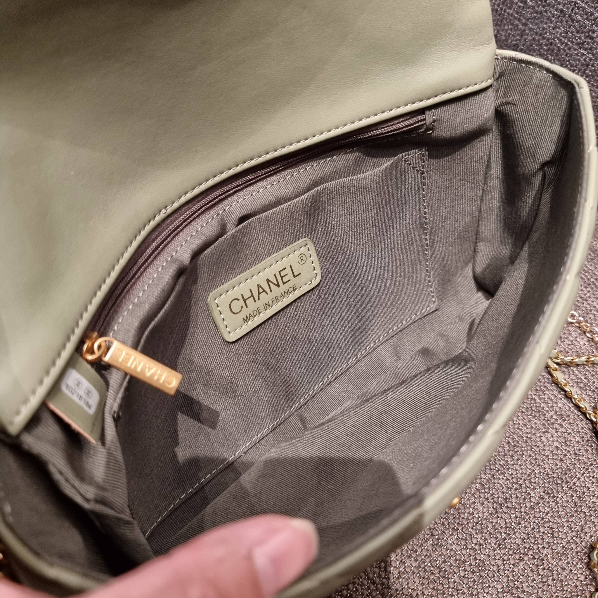 VIP 】สวยหรูพร้อมเสิร์ฟ!! กับไอเท็มสุดเลิฟจาก Chanel กระเป๋าสะพายที่สุดของความคุ้มค่า วัสดุหนังแกะนิ่มเต็มใบ เปิด-ปิดกระเป๋าด้วยตัวบิดล็อค ภายในกระเป๋าบุผ้าสวยหรู มีช่องโล่งกว้างจุของได้สบาย ใส่โทรศัพท์ กระเป๋าสตางค์ได้ มีช่องซิป 1 ช่อง ช่องย่อย 1 ช่อง ดีเ