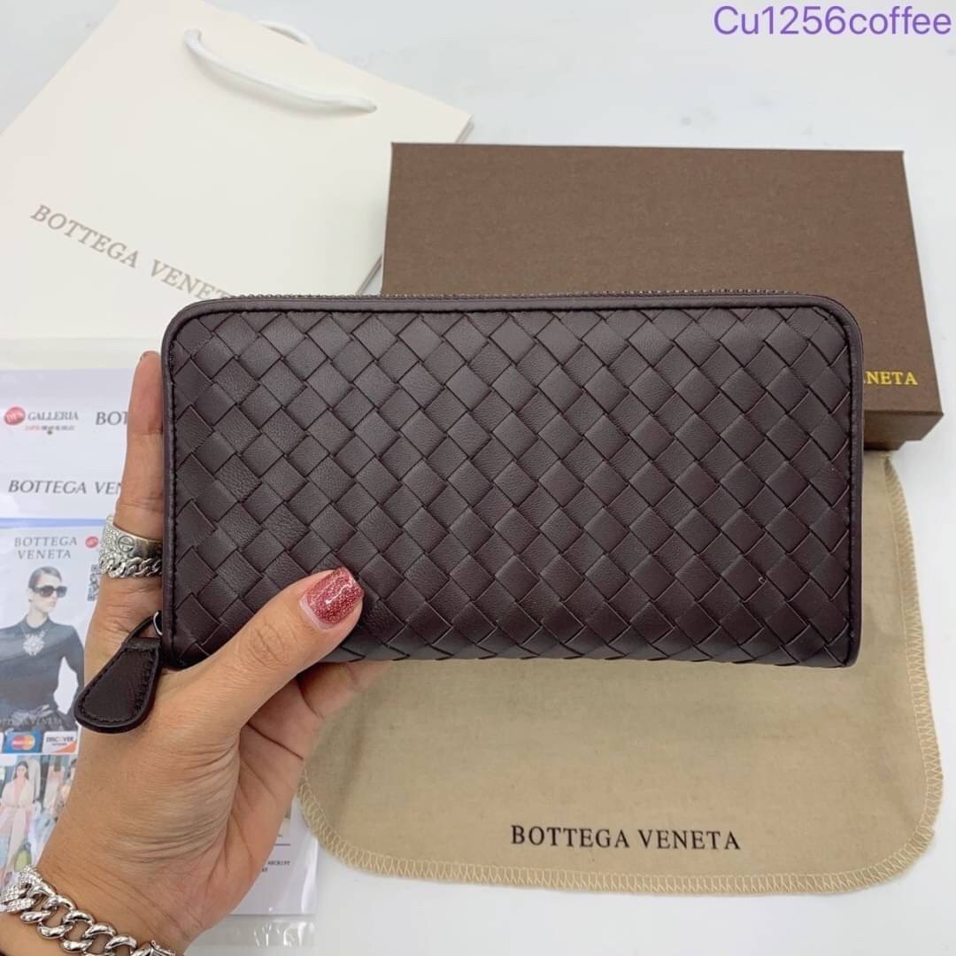 BOTTEGA VENETA ZIP AROUND WALLET / BOTTEGA LONG WALLET กระเป๋าสตางค์ยาวซิปรอบ เอกลักษณ์หนังสานคลาสสิก สร้างสรรค์ให้ไอเท็มนี้ดูหรู ดูแพง ใบจริงสวยมาก ใช้ได้ทั้งชายหญิง มาจำนวนจำกัด รีบตำกันน้า ไม่อยากให้พลาดเลยจ้า