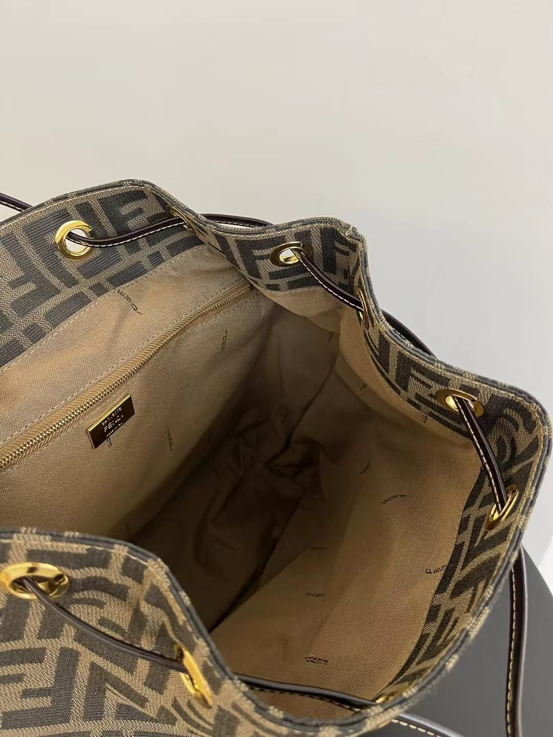 FENDI Zucca Monogram Backpack with 2 pocket กระเป๋าเป้ FF ใบใหญ่จุของได้เยอะ ภายในโล่งกว้าง พร้อมช่องใส่ของด้านหน้าสะดวกใช้งาน นานๆจะมีมาในรูปแบบเป้ให้ครอบครองกันค่า! วันไหนๆ ในไทยหรือ ตปท.ใบเดียวจบ!!