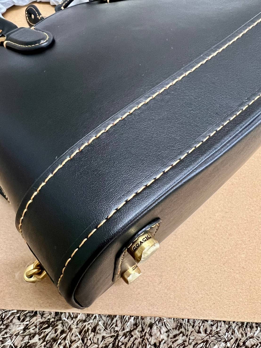 COACH REVEL BAG ((CC411)) ยังไม่เข้าไทย มีมาให้ตับจองก่อนใครที่นี่! พร้อมส่ง รุ่นใหม่ล่าสุด! สวยและดูดี ต้องยกให้รุ่นนี้เลยค่ะ กับกระเป๋าทรงโดม ที่ไม่ว่าลุคไหนๆก็เอาอยู่ หนังแท้เรียบสวยมากๆค่ะ 💕ด้านหน้าห้อยพวงแบรนด์+พวงหนังมาให้