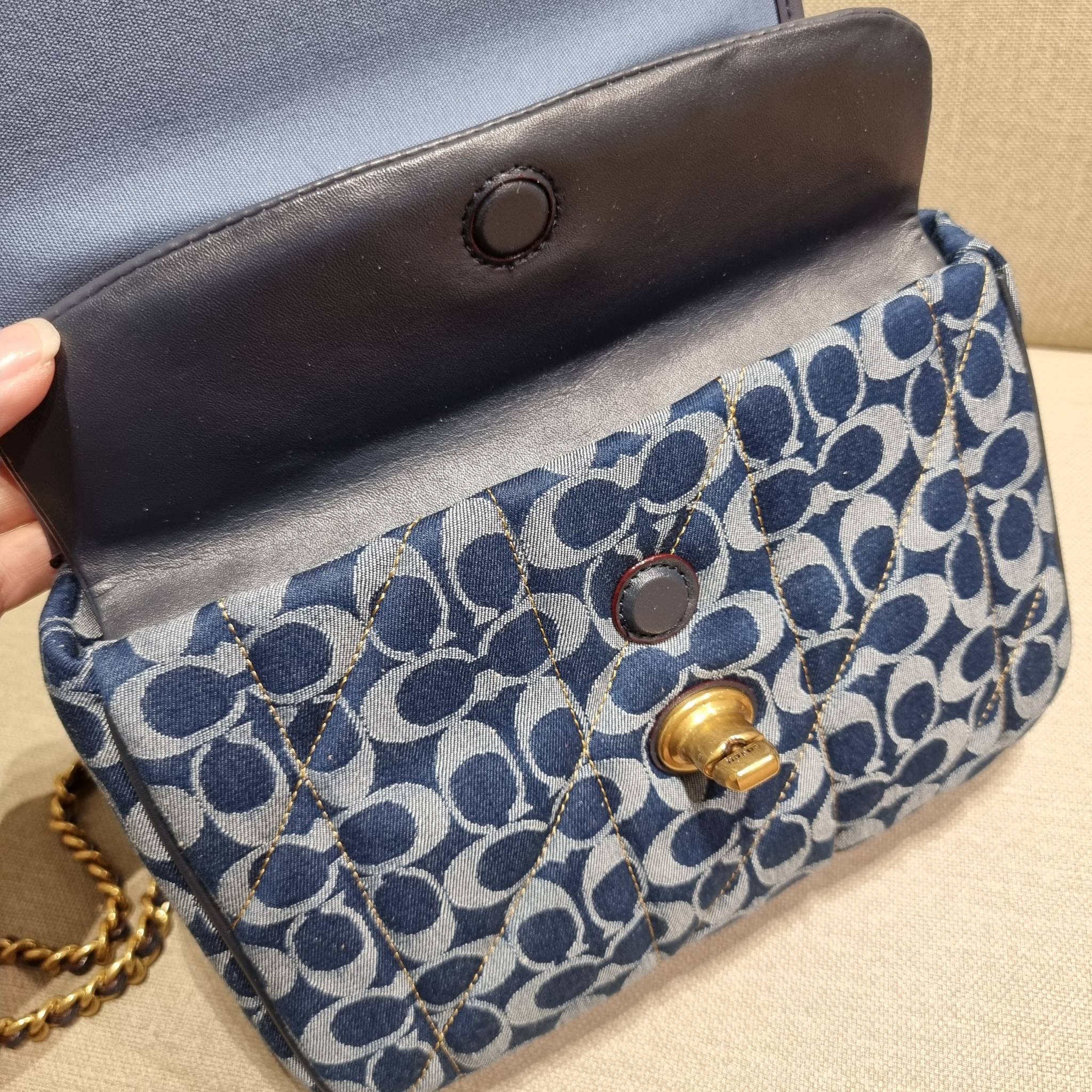 COACH CA104 PILLOW MADISON SHOULDER BAG IN SIGNATURE DENIM WITH QUILTING หรูหราที่หนึ่งต้องยกให้เลย กับไอเท็มนี้ กระเป๋าสะพายดีไซน์สุดล้ำ เดินเส้นสวยคม วัสดุผ้าเดนิม สวยเฉียบ ดูแพง เปิด-ปิดด้วยตัวบิดล็อค ใช้งานสะดวก ด้านหลังมีช่องเก็บของจุกจิกได้ ภายในแบ่