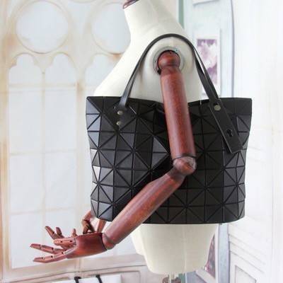 Bao Bao Issey Miyake ROCK MATTE ซีรีส์นี้จะเป็นทรงสี่เหลี่ยมผืนผ้า มีซิปปิดด้านบน ถือเป็นรุ่นที่เหมาะกับการใช้งานในชีวิตประจำวัน สามารถพับมุมและบริเวณด้านล่างของกระเป๋าเพื่อเพิ่มความสะดวกสบายในการใช้งาน ทั้งยังช่วยให้วางกระเป๋าในแนวตั้งได้อีกด้วย แผ่นต่อส