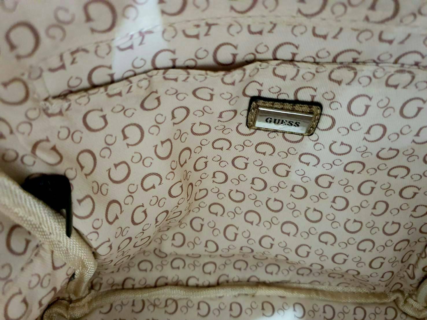 GUESS WOMAN'S BACKPACK กระเป๋าสะพายเป้หนังสวยขนาดกำลังดี สกีนโลโก้รอบใบ น้ำหนักเบา ด้านหน้าประดับโลโก้แบรนด์สามเหลี่ยมโดดเด่น มีลูกเล่นที่ช่องด้านหน้าสามารถถอดออกถือเป็นครัชได้นะคะ ตัวกระเป๋าเปิดปิดด้วยซิปเป็นหลัก ภายในกว้าง บุด้วยผ้าสกีนลายโลโก้แบรน