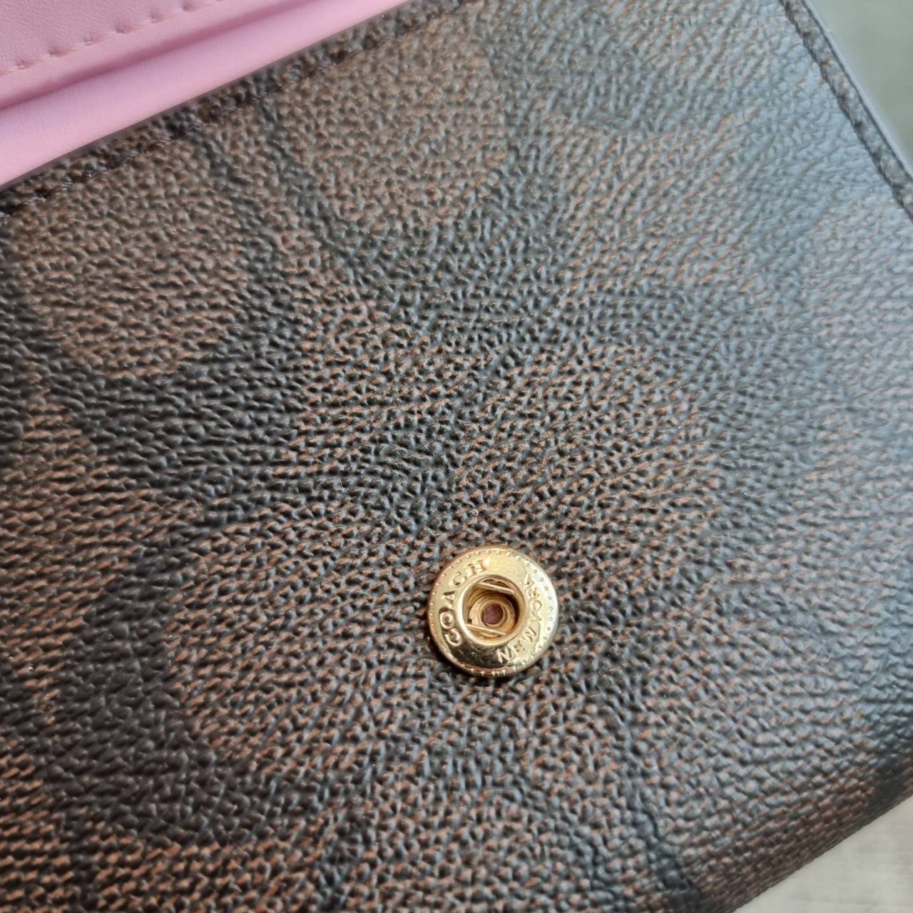 OUTLET 】COACH F41302 SMALL TRIFOLD WALLET IN SIGNATURE CANVAS สวยคลาสสิค พกพาง่าย ใบเล็กน่ารักน่าใช้ ต้องยกให้ใบนี้จ้า 💗💋 ตอบโจทย์คนชอบพกน้อยที่สุด!! กระเป๋าสตางค์ใบสั้นหนังแคนวาสเคลือบคุณภาพดี ภายในเป็นหนังแท้ ใส่บัตร ใส่ธนบัตรได้ทุกชนิด 