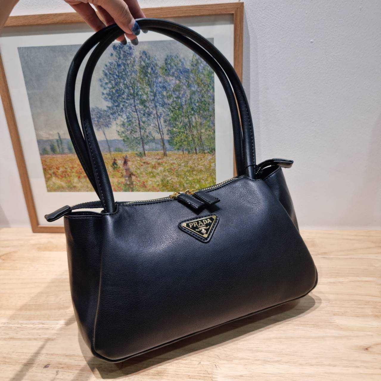 พร้อมส่ง 2 สี PRADA MEDIUM LEATHER HANDBAG กระเป๋าสะพายไหล่ดีไซน์เก๋และมาแรงมาก สาวๆหนุ่มๆติดแกลมต้องไม่พลาด สวยดูแพง