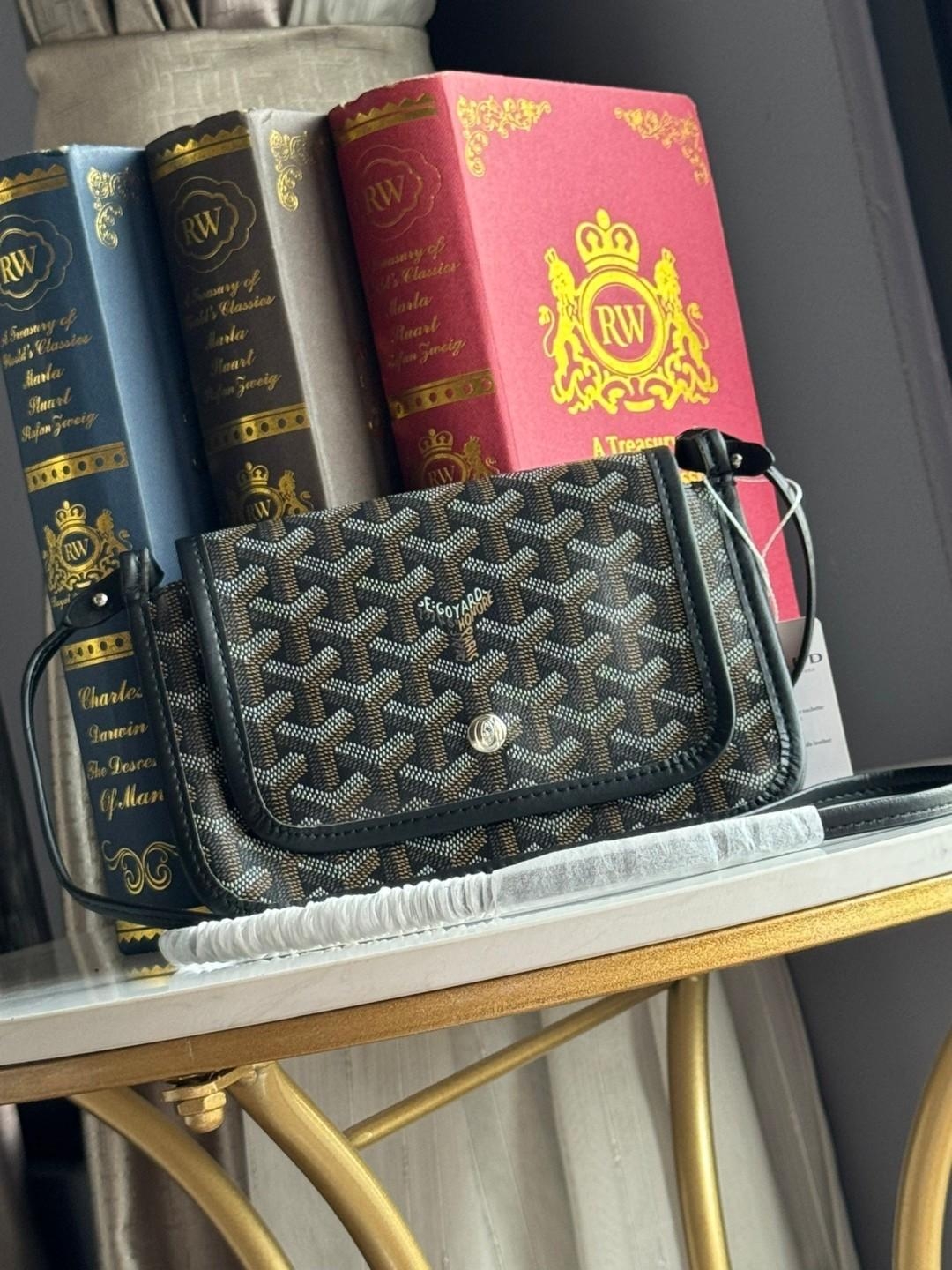 Goyard Plumet Rocket Wallet กระเป๋าสะพายใบเล็กกะทัดรัด ดีไซน์กระเป๋าสตางค์ มีช่องเพียงพอสำหรับใส่ธนบัตร เงินสด เอกสารต่าง ๆ