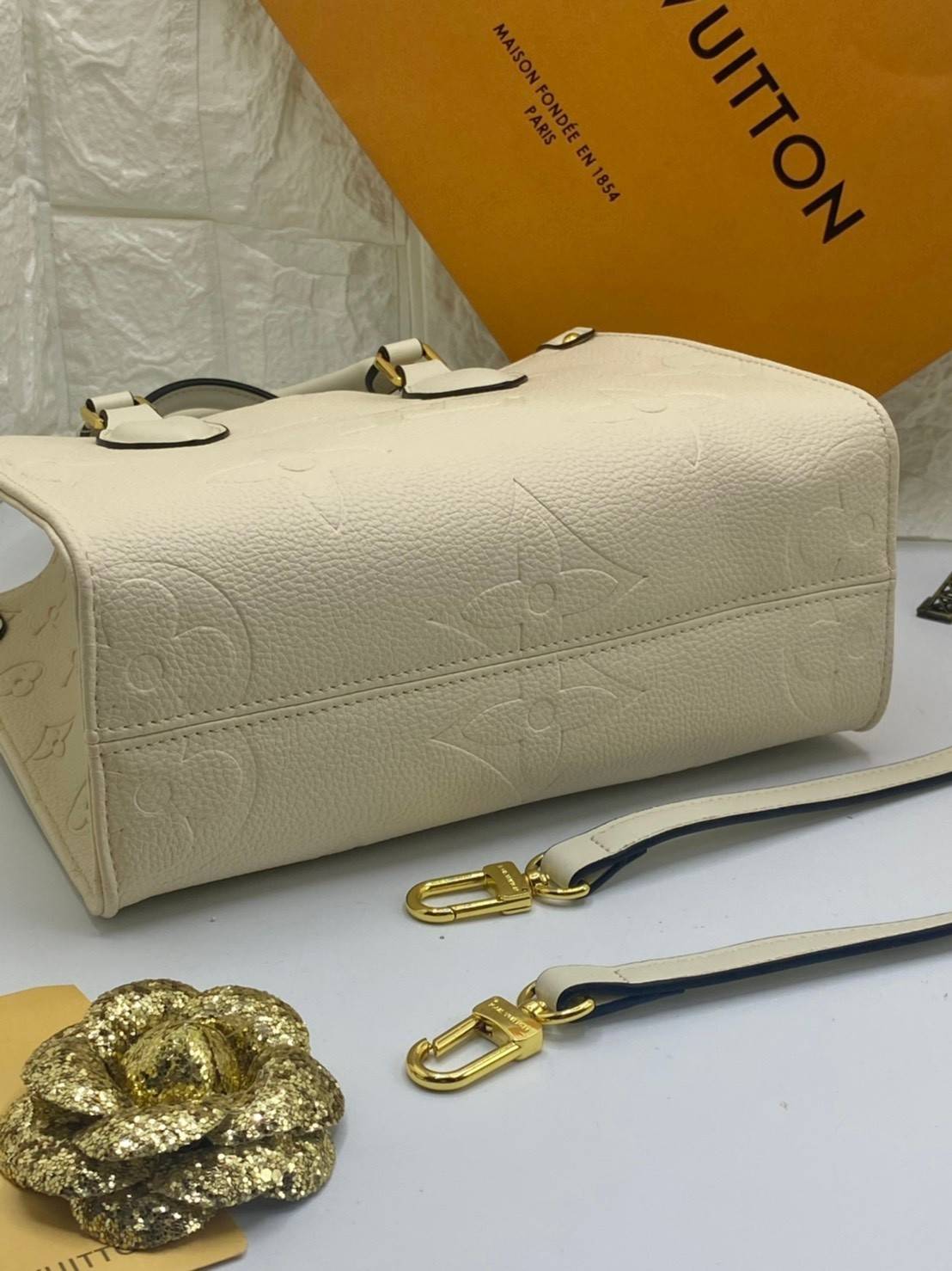 พรีเมี่ยมกิ๊ฟแท้ 100% 】พร้อมส่งที่นี่ที่เดียว VIP gift Louis Vuitton Onthego งานหนังแท้ จุของได้เยอะมาก มี 5 สี